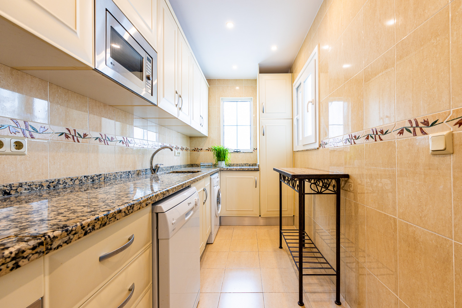 Refurbished 2-Bed Townhouse with Sea Views in Calahonda — Calahonda