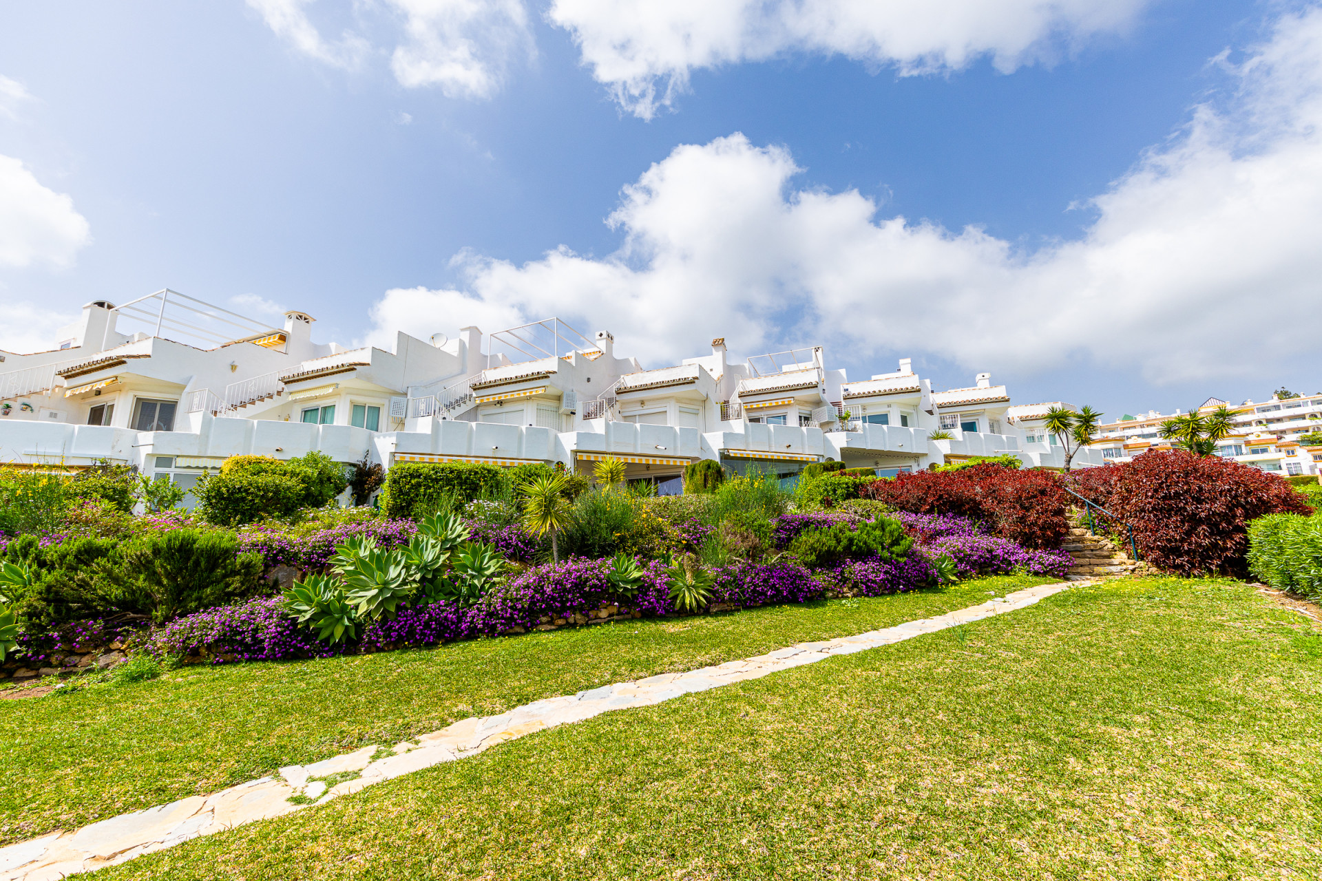Refurbished 2-Bed Townhouse with Sea Views in Calahonda — Calahonda