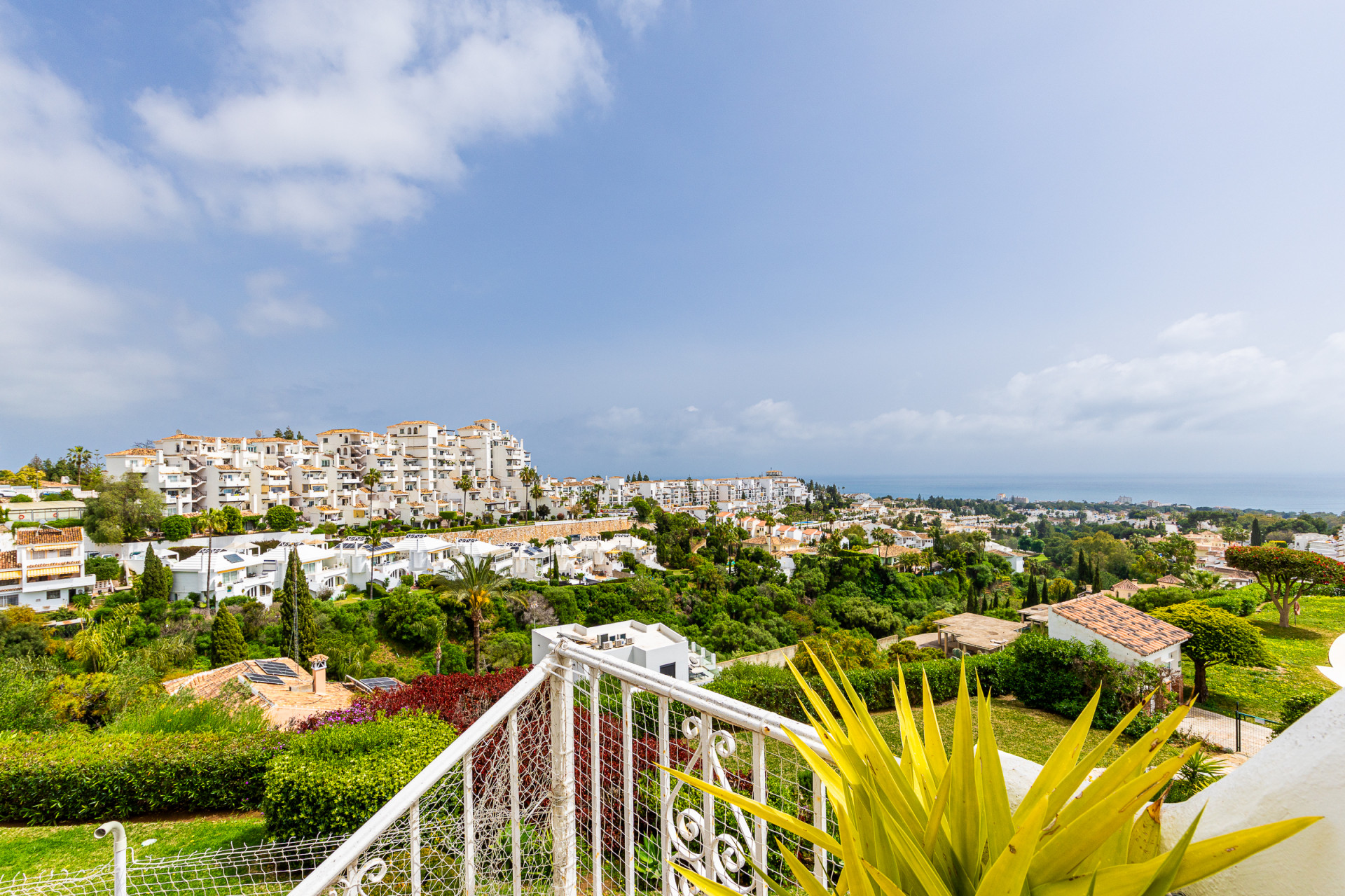 Refurbished 2-Bed Townhouse with Sea Views in Calahonda — Calahonda