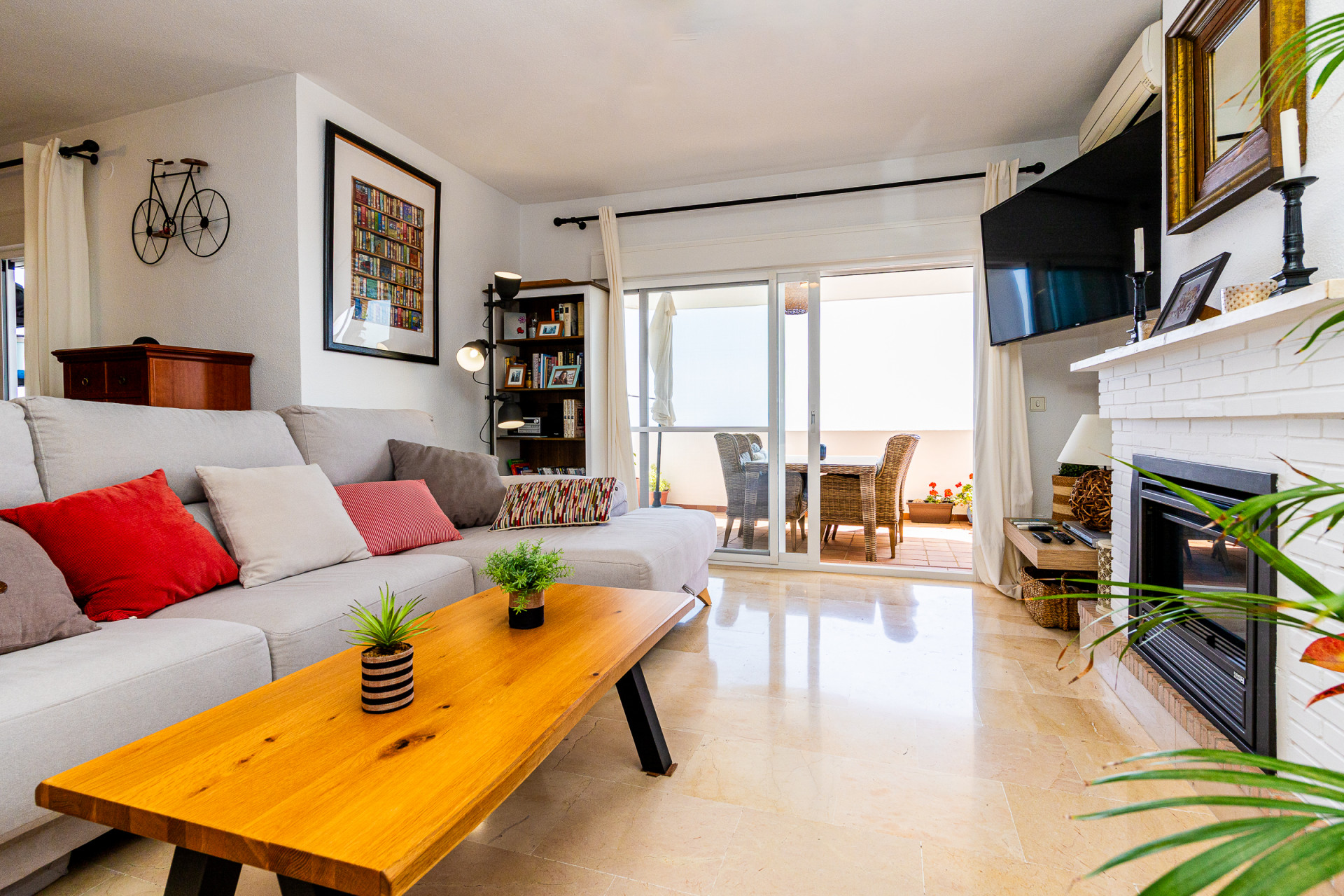 Renovated Corner Apartment with Sea Views, Calahonda — Calahonda
