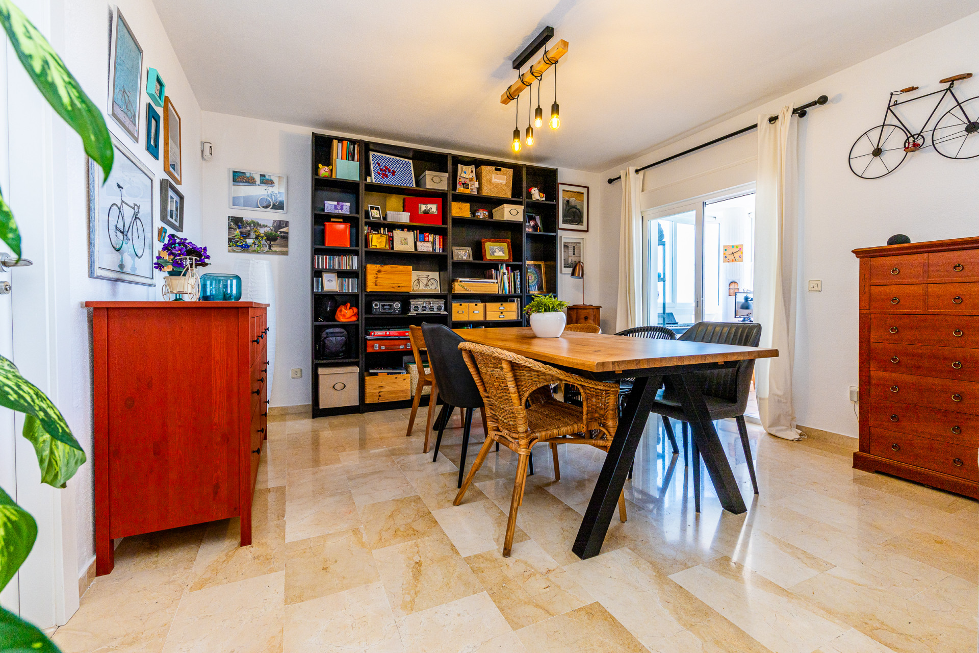 Renovated Corner Apartment with Sea Views, Calahonda — Calahonda