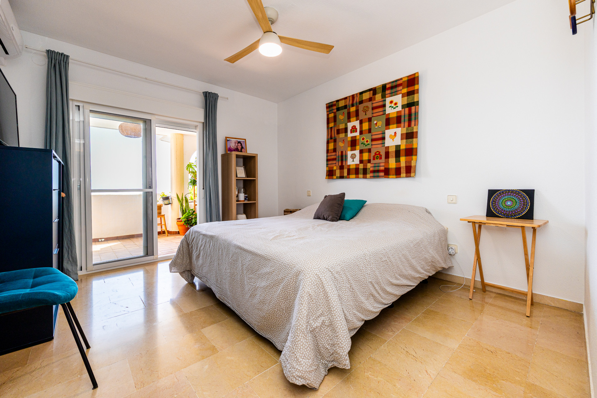Renovated Corner Apartment with Sea Views, Calahonda — Calahonda