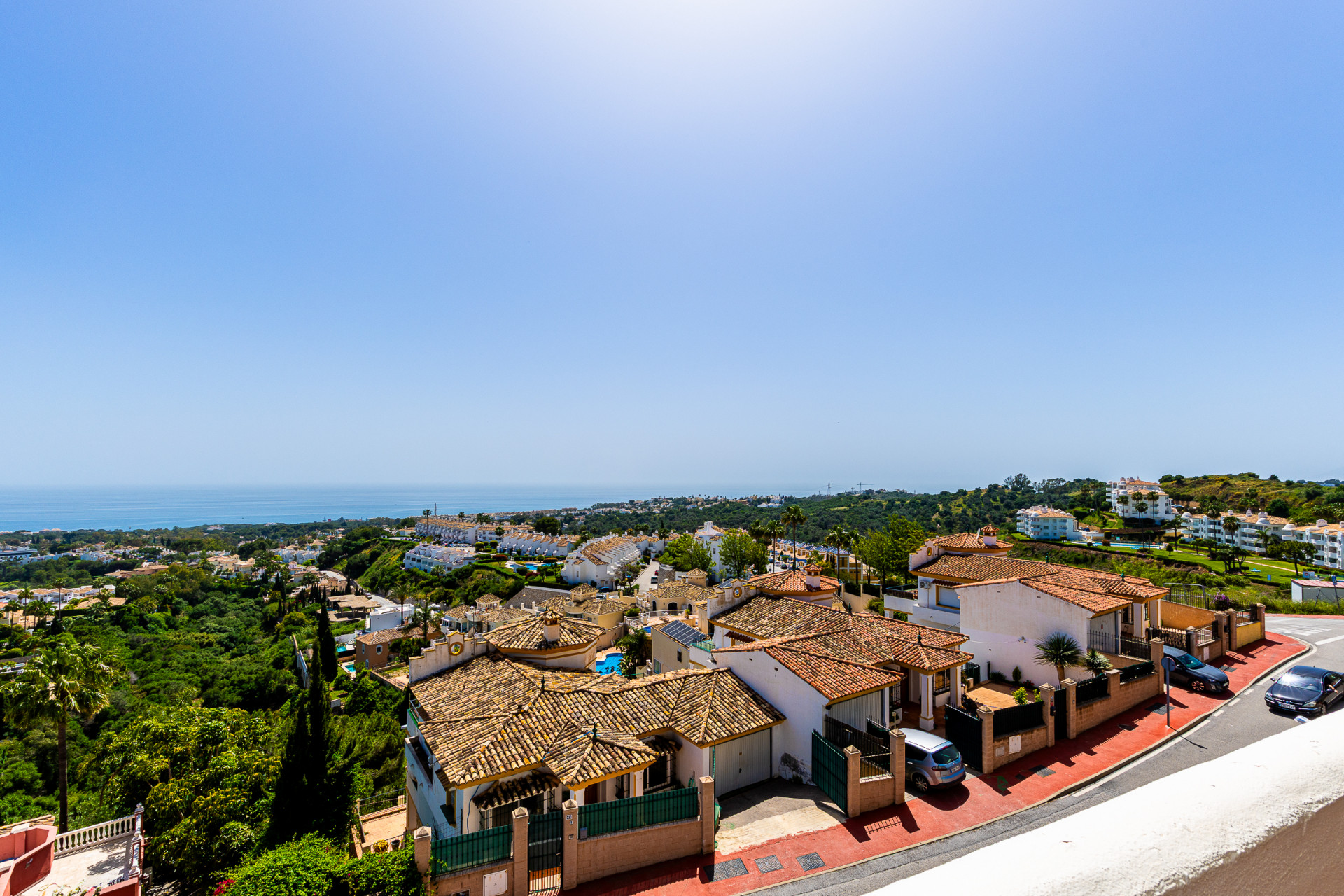 Renovated Corner Apartment with Sea Views, Calahonda — Calahonda
