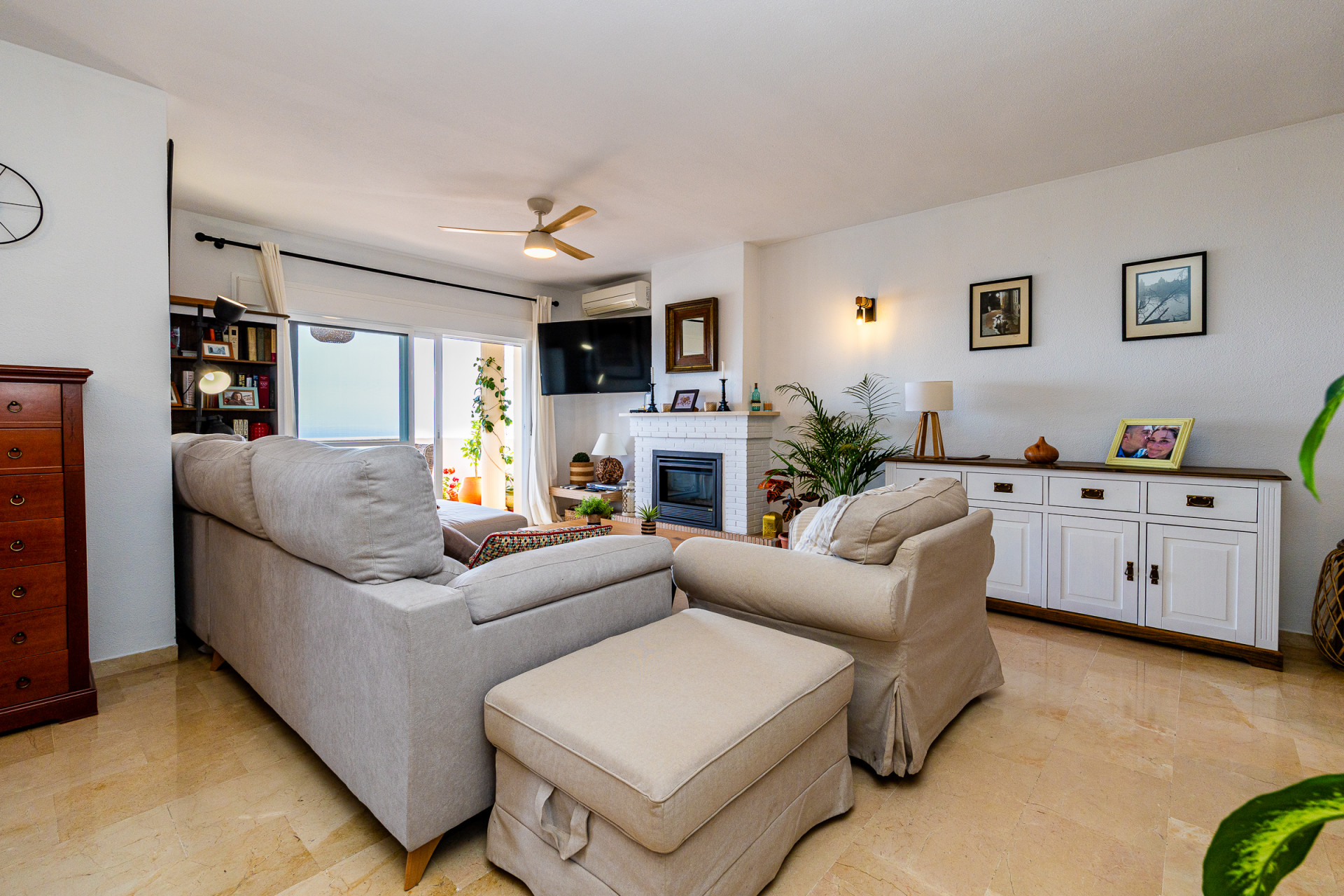 Renovated Corner Apartment with Sea Views, Calahonda — Calahonda
