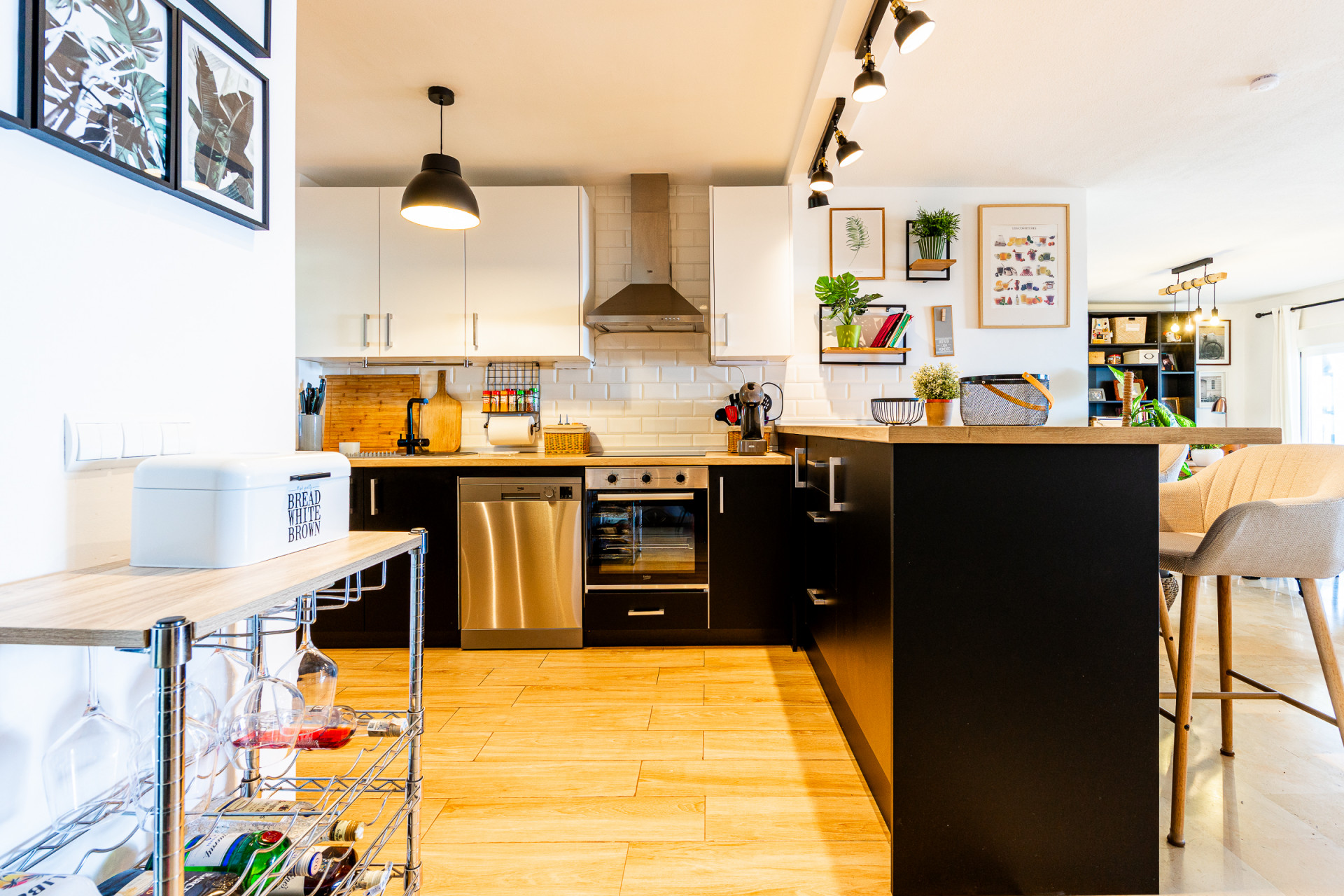 Renovated Corner Apartment with Sea Views, Calahonda — Calahonda