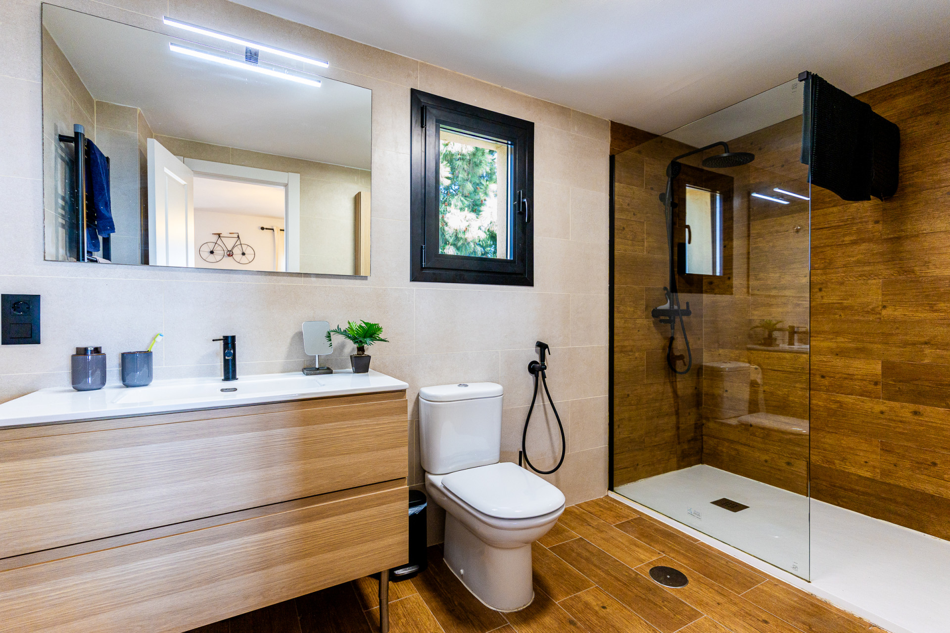 Renovated Corner Apartment with Sea Views, Calahonda — Calahonda