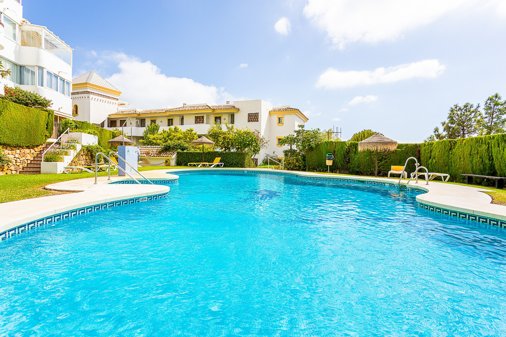 Renovated Corner Apartment with Sea Views, Calahonda — Calahonda