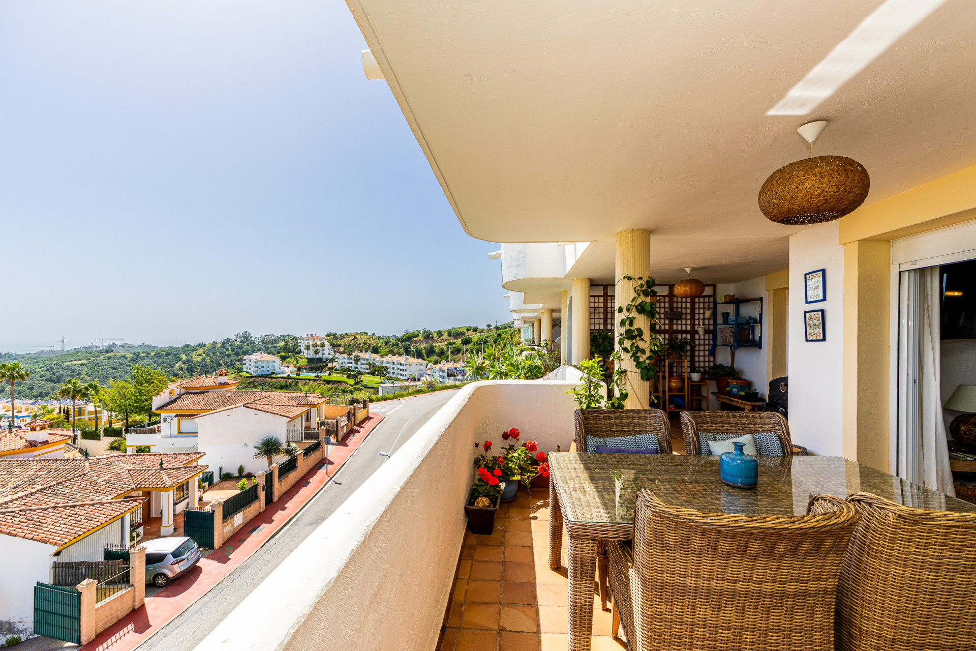 Renovated Corner Apartment with Sea Views, Calahonda — Calahonda