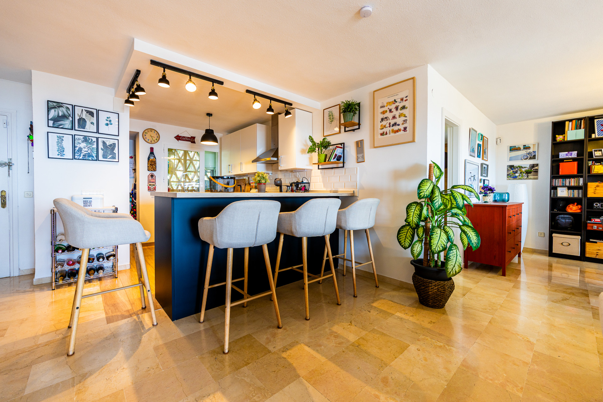 Renovated Corner Apartment with Sea Views, Calahonda — Calahonda