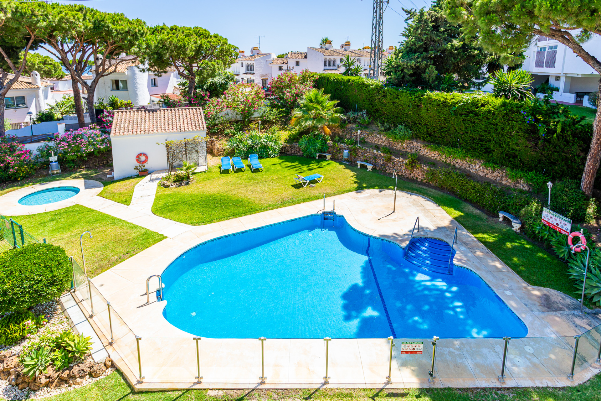 Refurbished 2-Bed Apartment with Terrace in Lower Calahonda — Calahonda