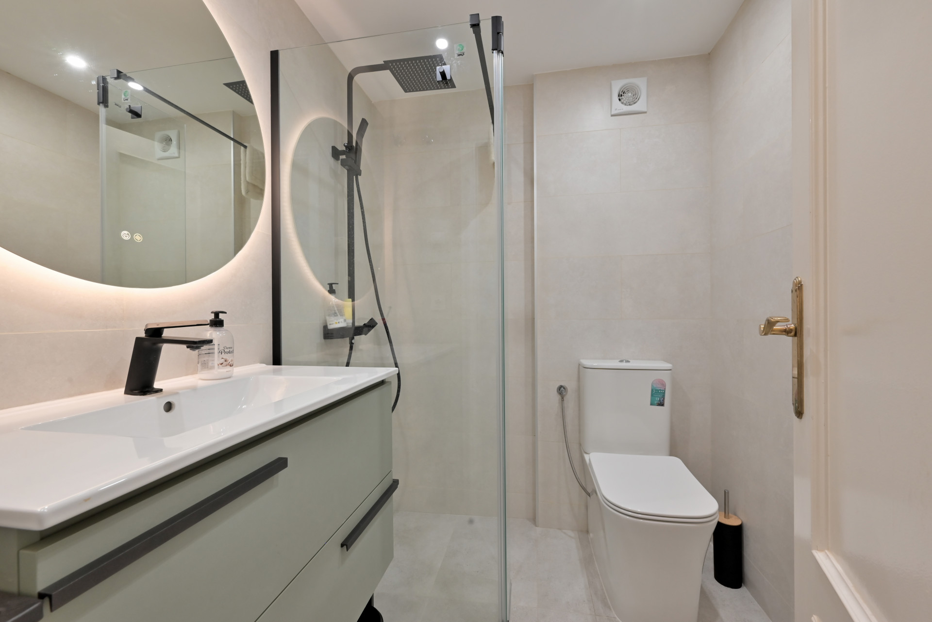 Refurbished 2-Bed Apartment with Terrace in Lower Calahonda — Calahonda