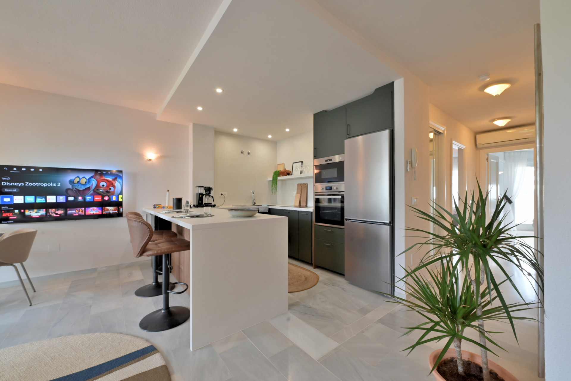 Refurbished 2-Bed Apartment with Terrace in Lower Calahonda — Calahonda