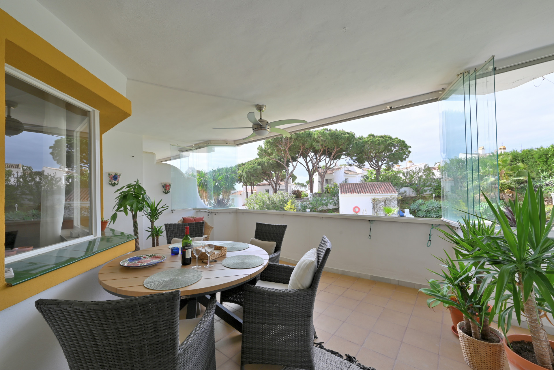 Renovated 2-Bed Apartment with Pool Views, Lower Calahonda — Calahonda
