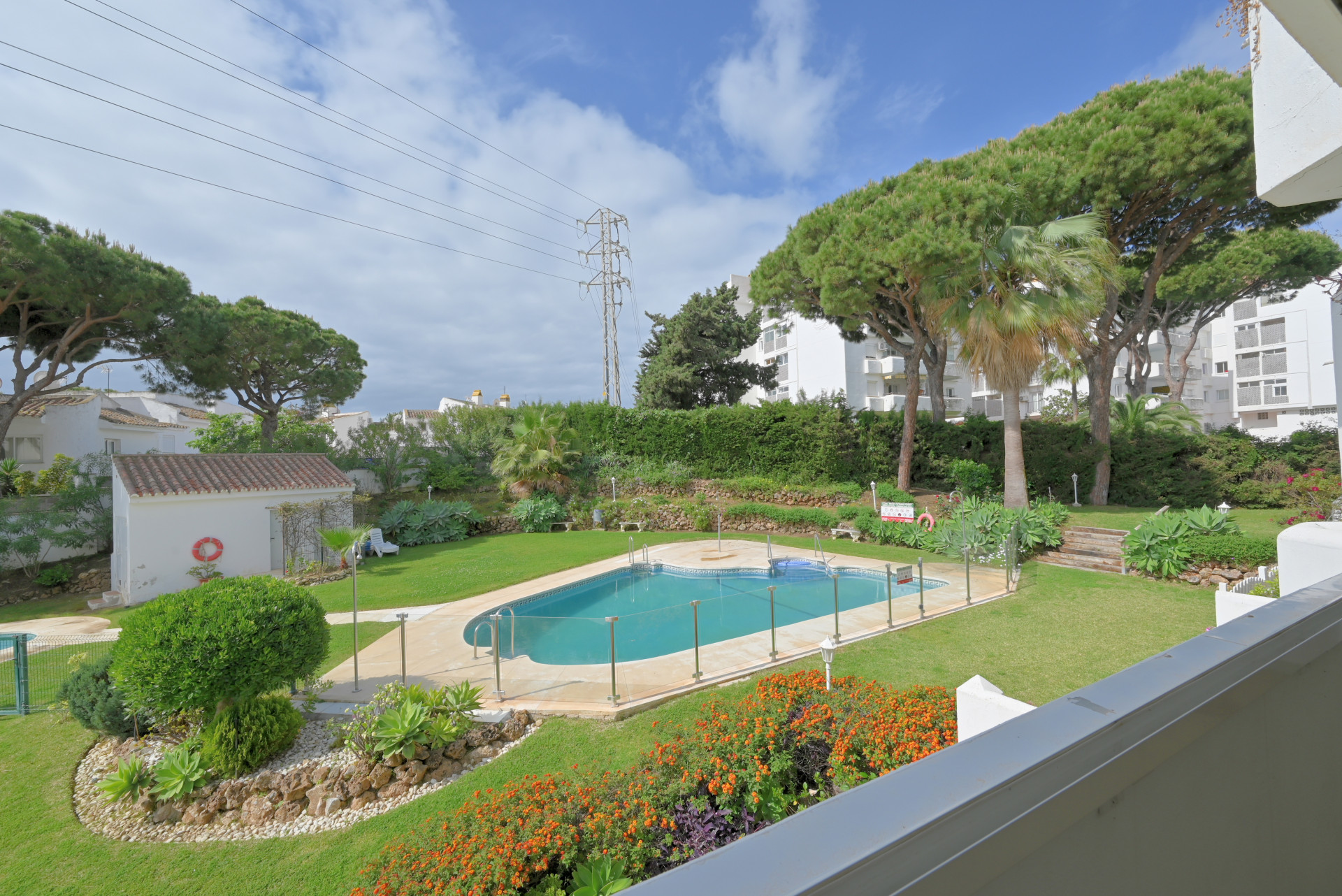 Refurbished 2-Bed Apartment with Terrace in Lower Calahonda — Calahonda