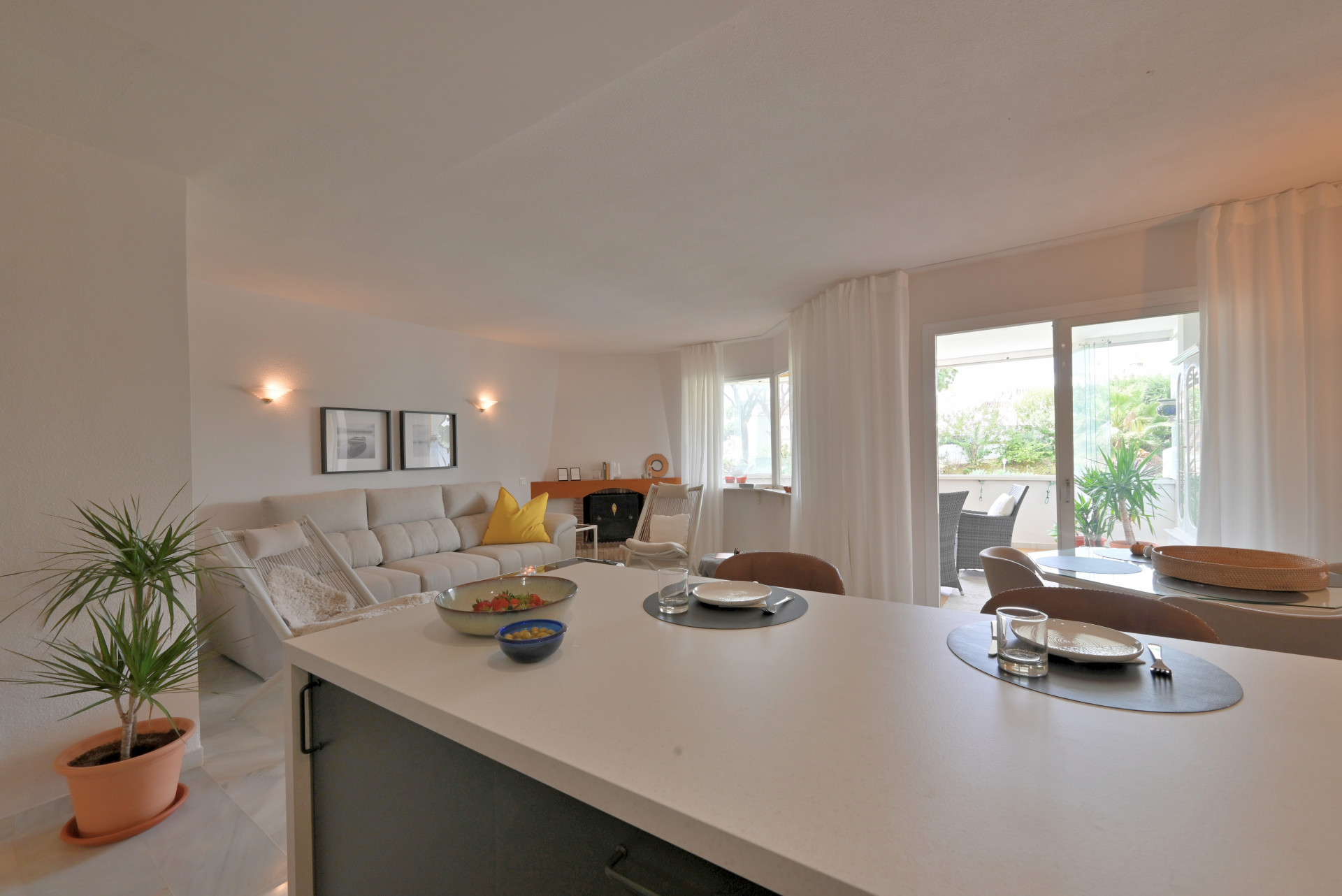 Refurbished 2-Bed Apartment with Terrace in Lower Calahonda — Calahonda