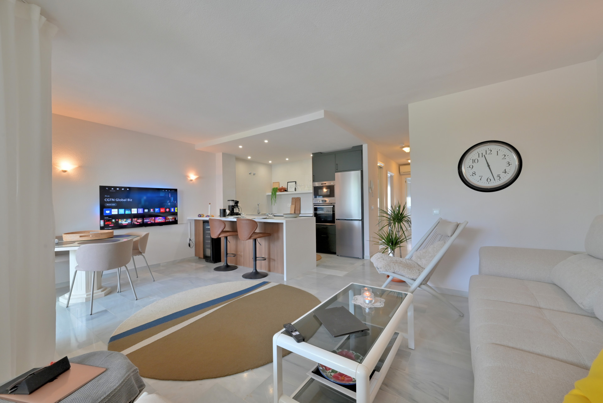 Refurbished 2-Bed Apartment with Terrace in Lower Calahonda — Calahonda