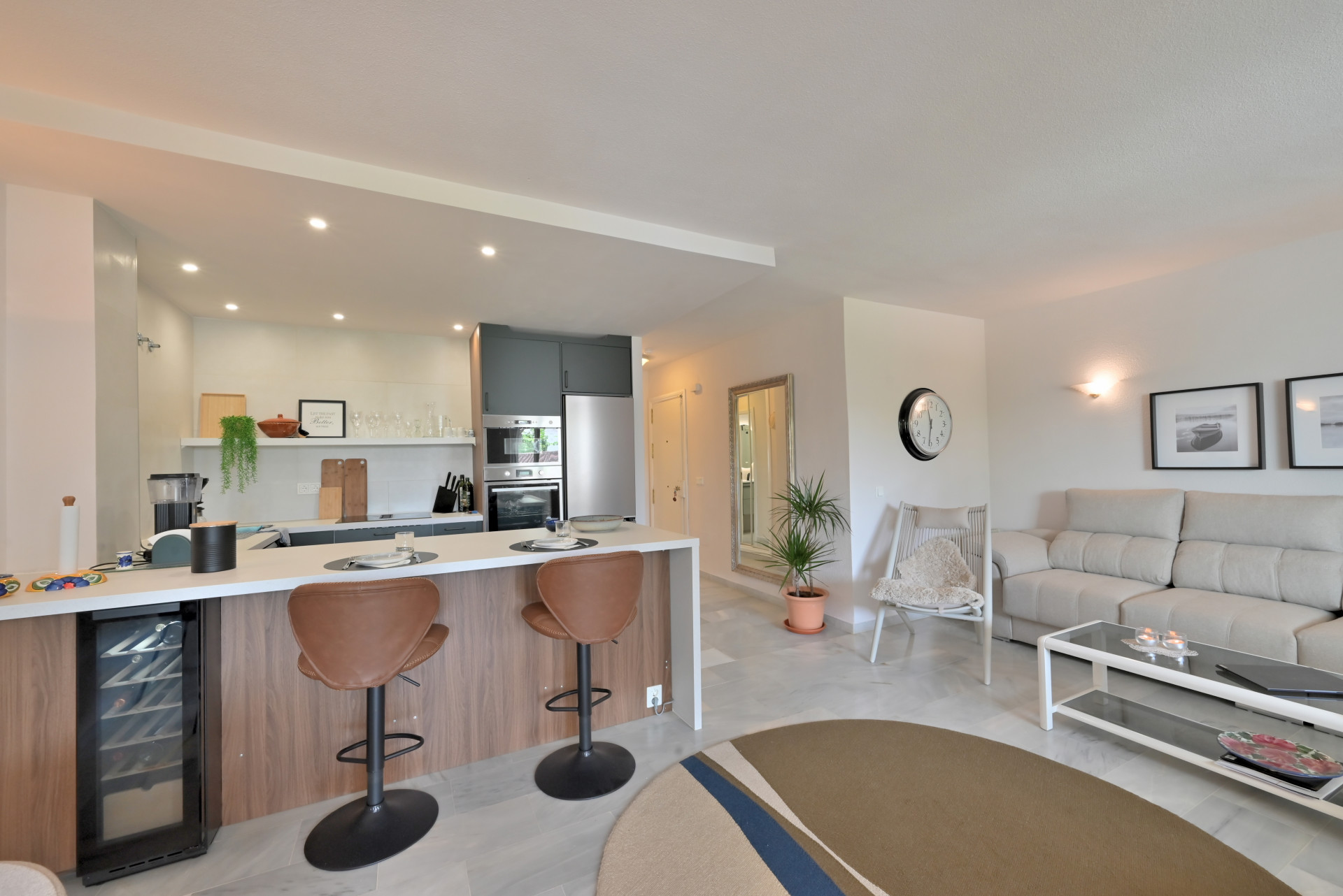 Refurbished 2-Bed Apartment with Terrace in Lower Calahonda — Calahonda