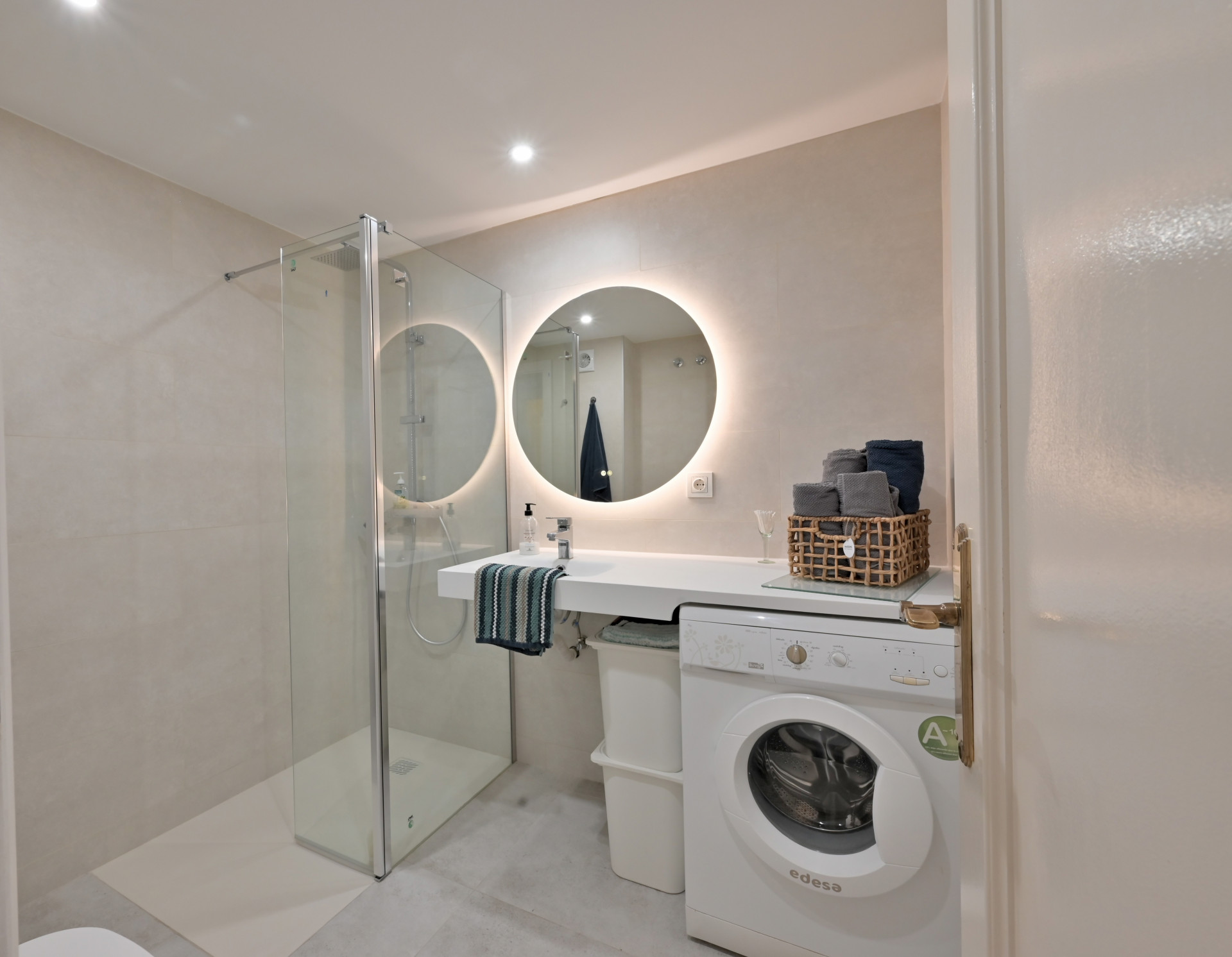 Refurbished 2-Bed Apartment with Terrace in Lower Calahonda — Calahonda