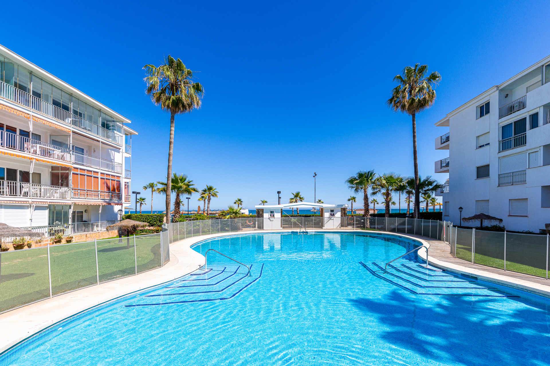 Front-Line Beach 2-Bed Apartment in Los Boliches, Fuengirola — Fuengirola