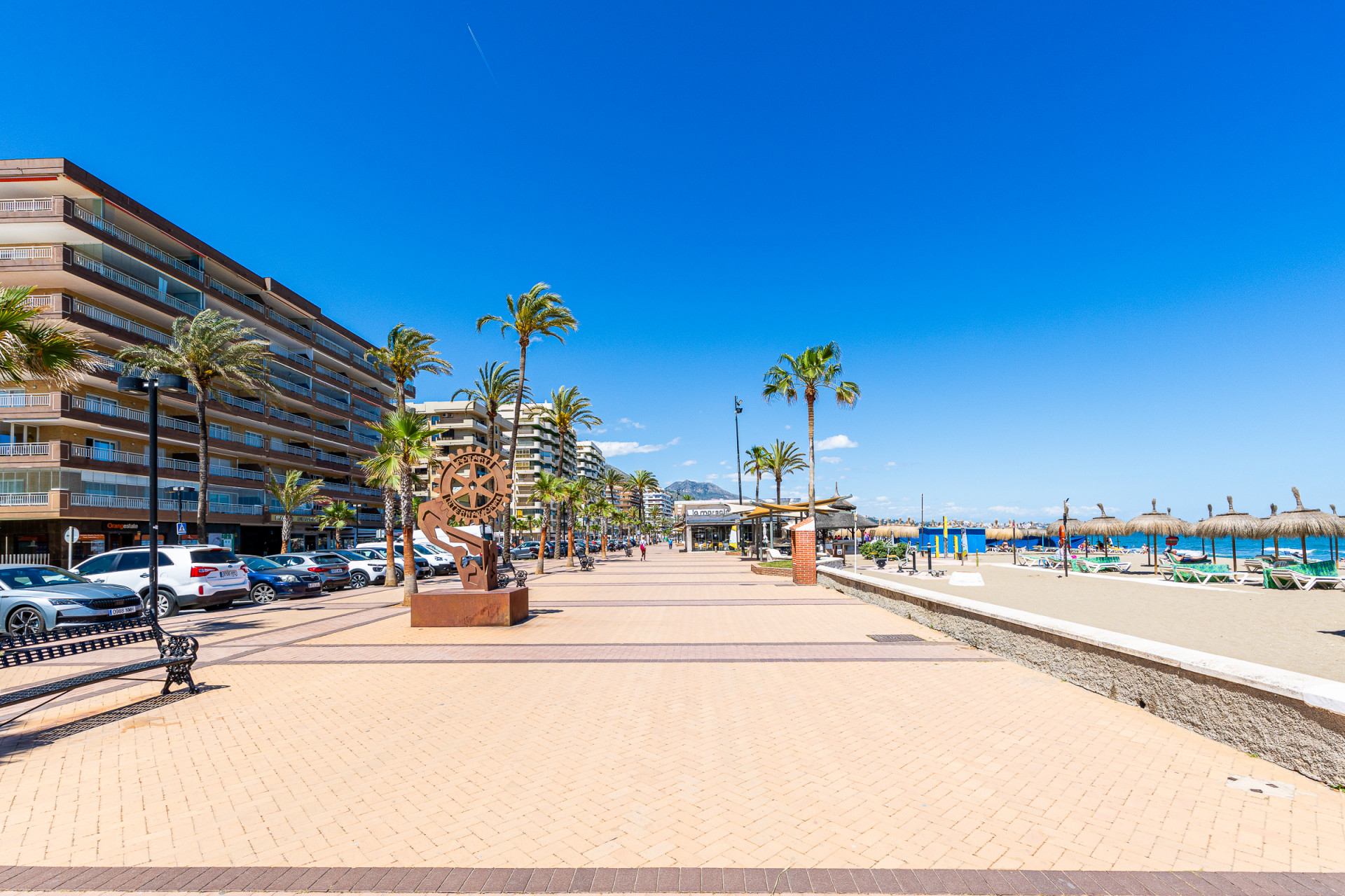 Front-Line Beach 2-Bed Apartment in Los Boliches, Fuengirola — Fuengirola