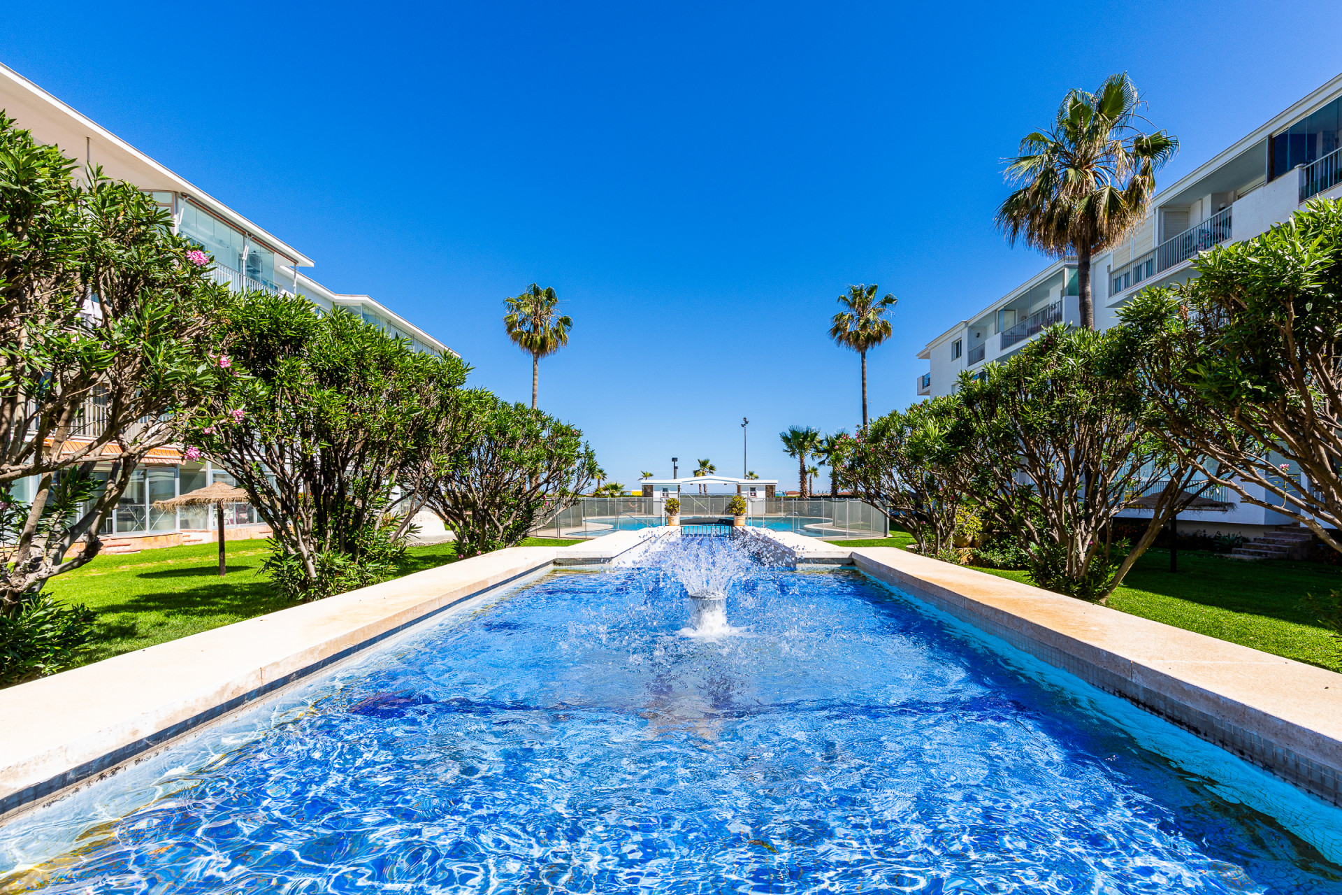 Front-Line Beach 2-Bed Apartment in Los Boliches, Fuengirola — Fuengirola