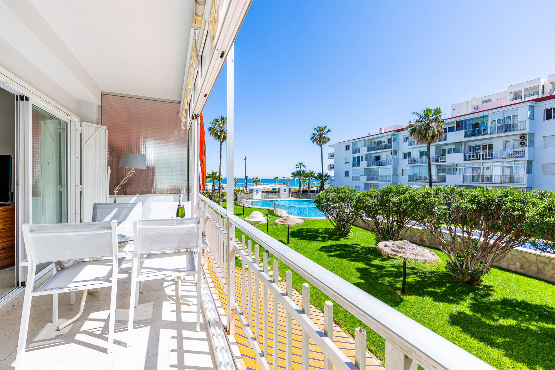 Front-Line Beach 2-Bed Apartment in Los Boliches, Fuengirola — Fuengirola