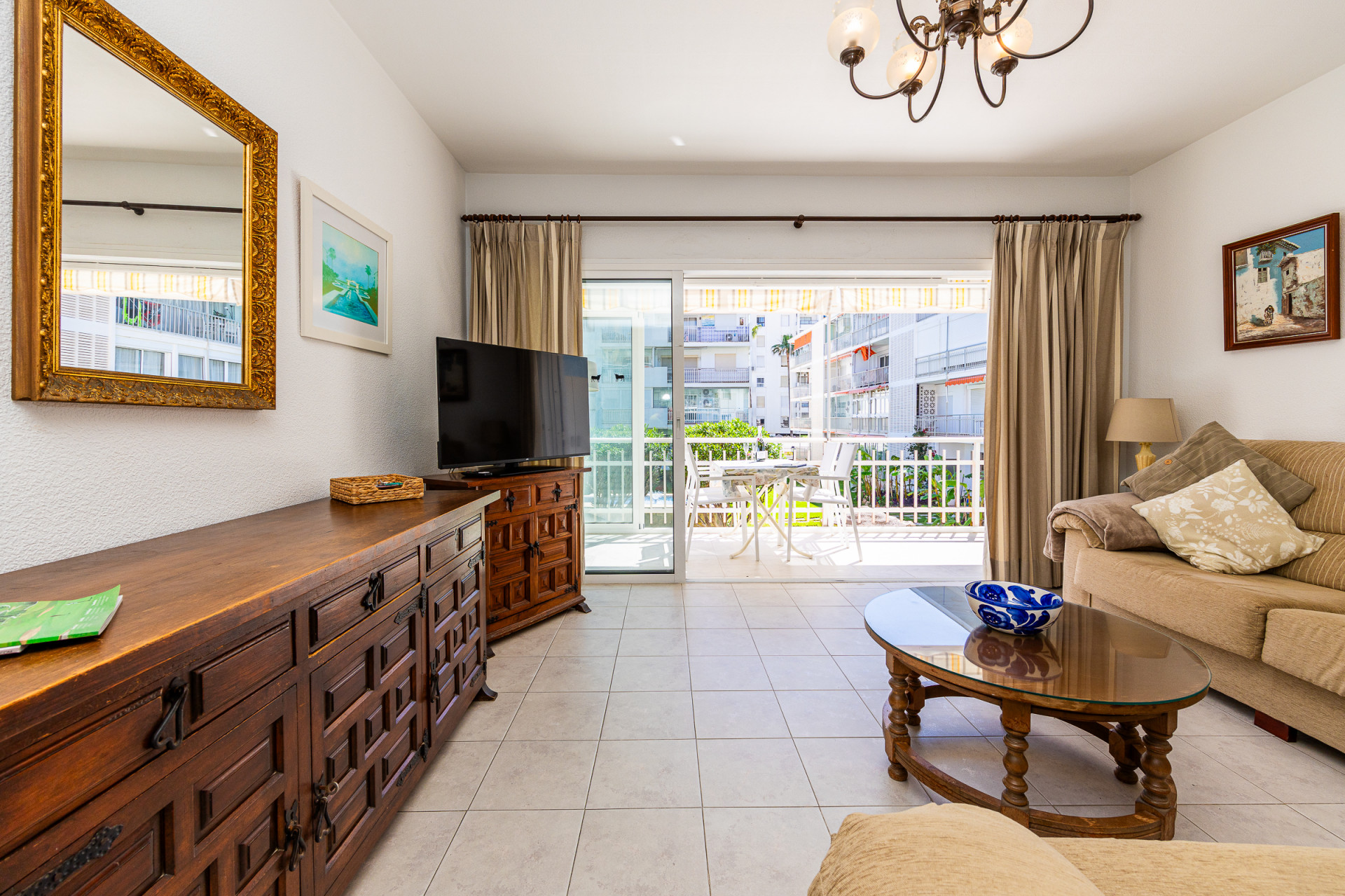 Front-Line Beach 2-Bed Apartment in Los Boliches, Fuengirola — Fuengirola