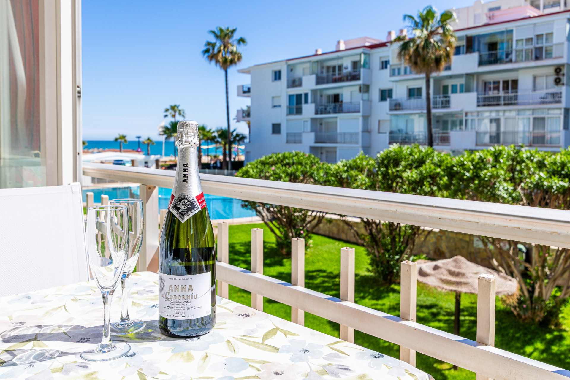 Front-Line Beach 2-Bed Apartment in Los Boliches, Fuengirola — Fuengirola