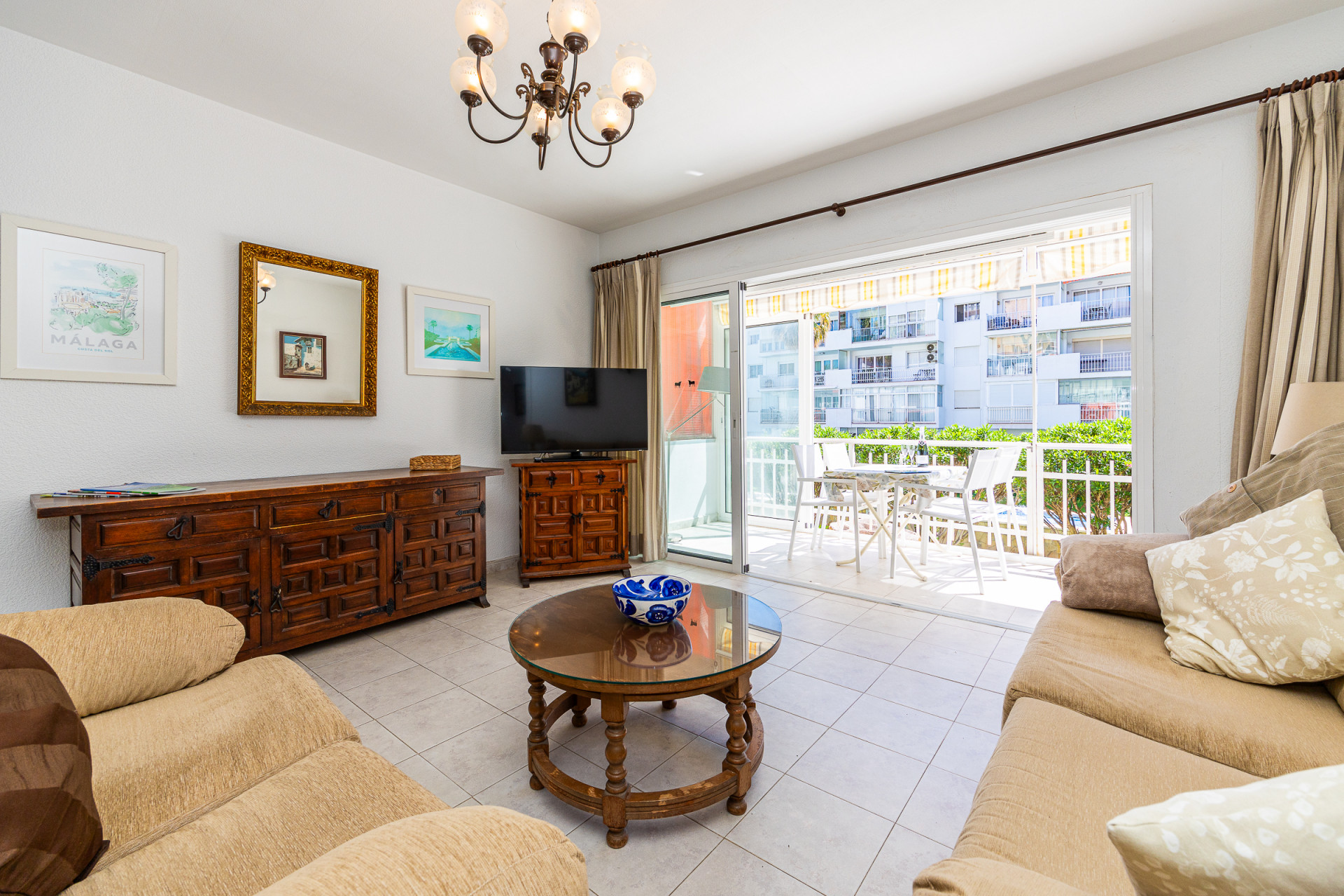 Front-Line Beach 2-Bed Apartment in Los Boliches, Fuengirola — Fuengirola