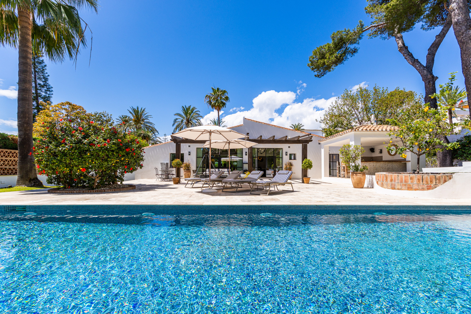 Fully Renovated Villa in Los Monteros, Marbella Este – 5 Beds, Pool — Marbella Este - Los Monteros