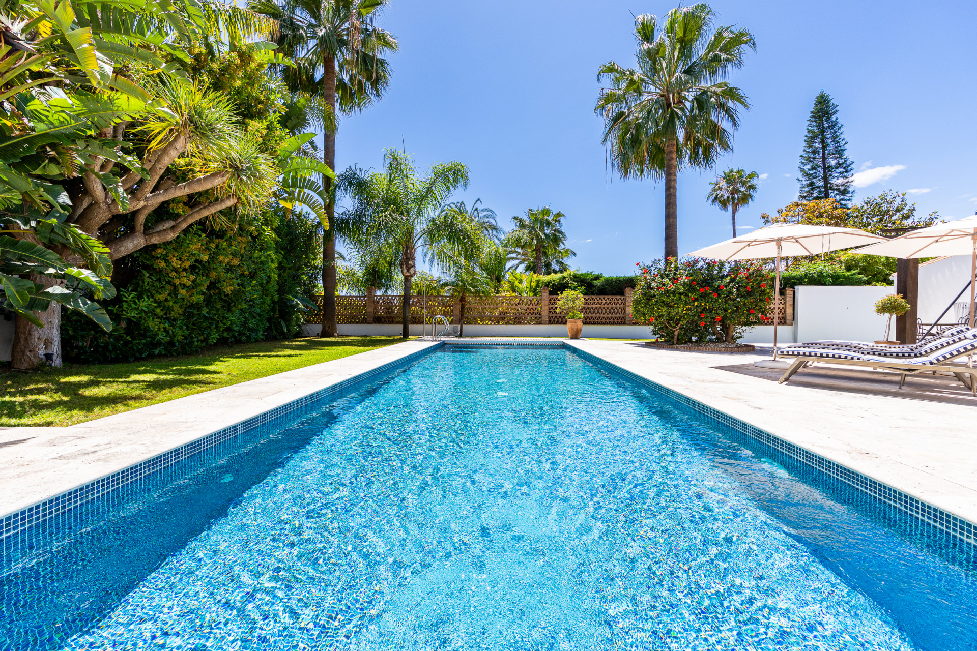 Fully Renovated Villa in Los Monteros, Marbella Este – 5 Beds, Pool — Marbella Este - Los Monteros
