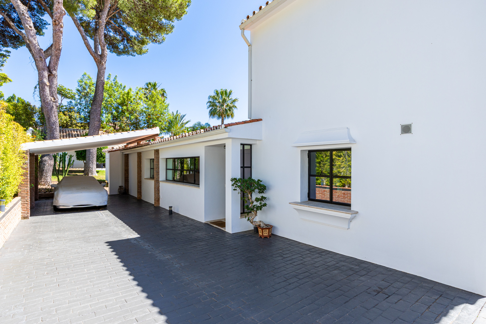 Fully Renovated Villa in Los Monteros, Marbella Este – 5 Beds, Pool — Marbella Este - Los Monteros
