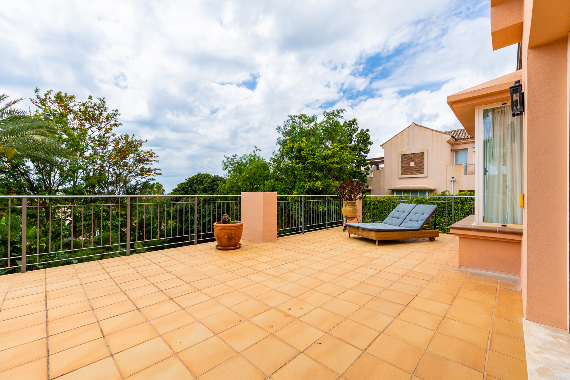 Five-Bedroom Villa with Elevator and Pool in El Rosario, East Marbella — Marbella Este - El Rosario
