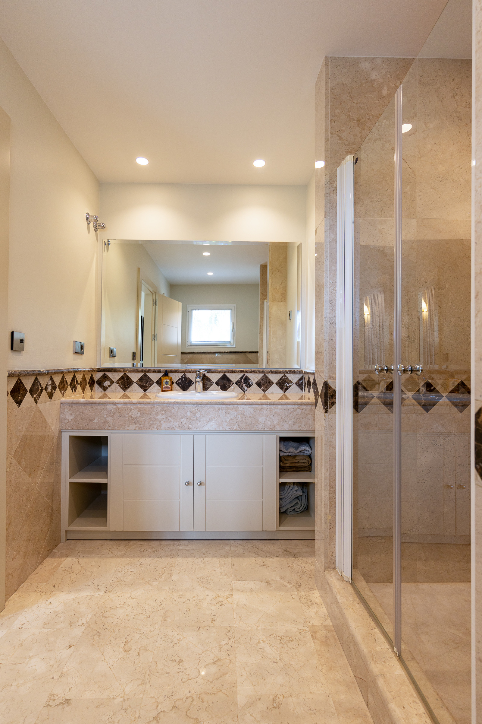 Five-Bedroom Villa with Elevator and Pool in El Rosario, East Marbella — Marbella Este - El Rosario