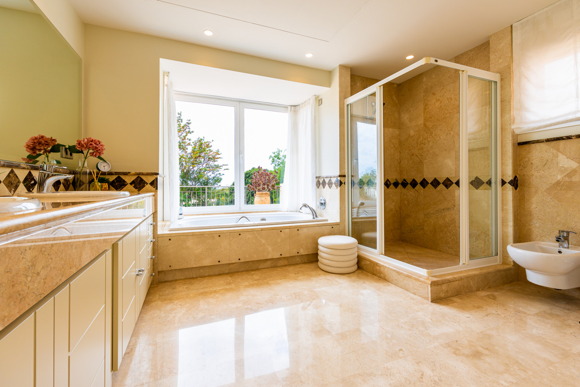 Five-Bedroom Villa with Elevator and Pool in El Rosario, East Marbella — Marbella Este - El Rosario
