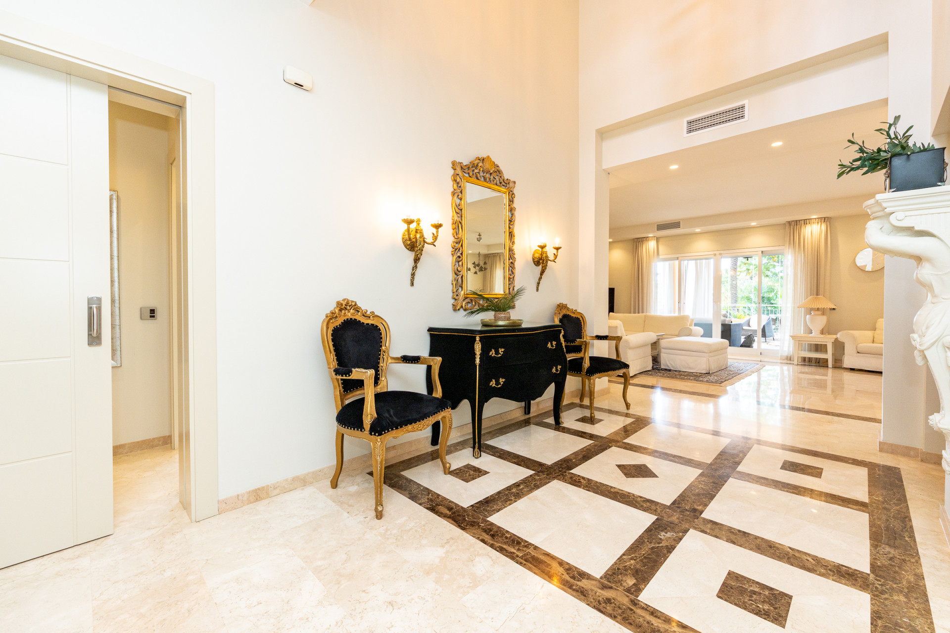 Five-Bedroom Villa with Elevator and Pool in El Rosario, East Marbella — Marbella Este - El Rosario