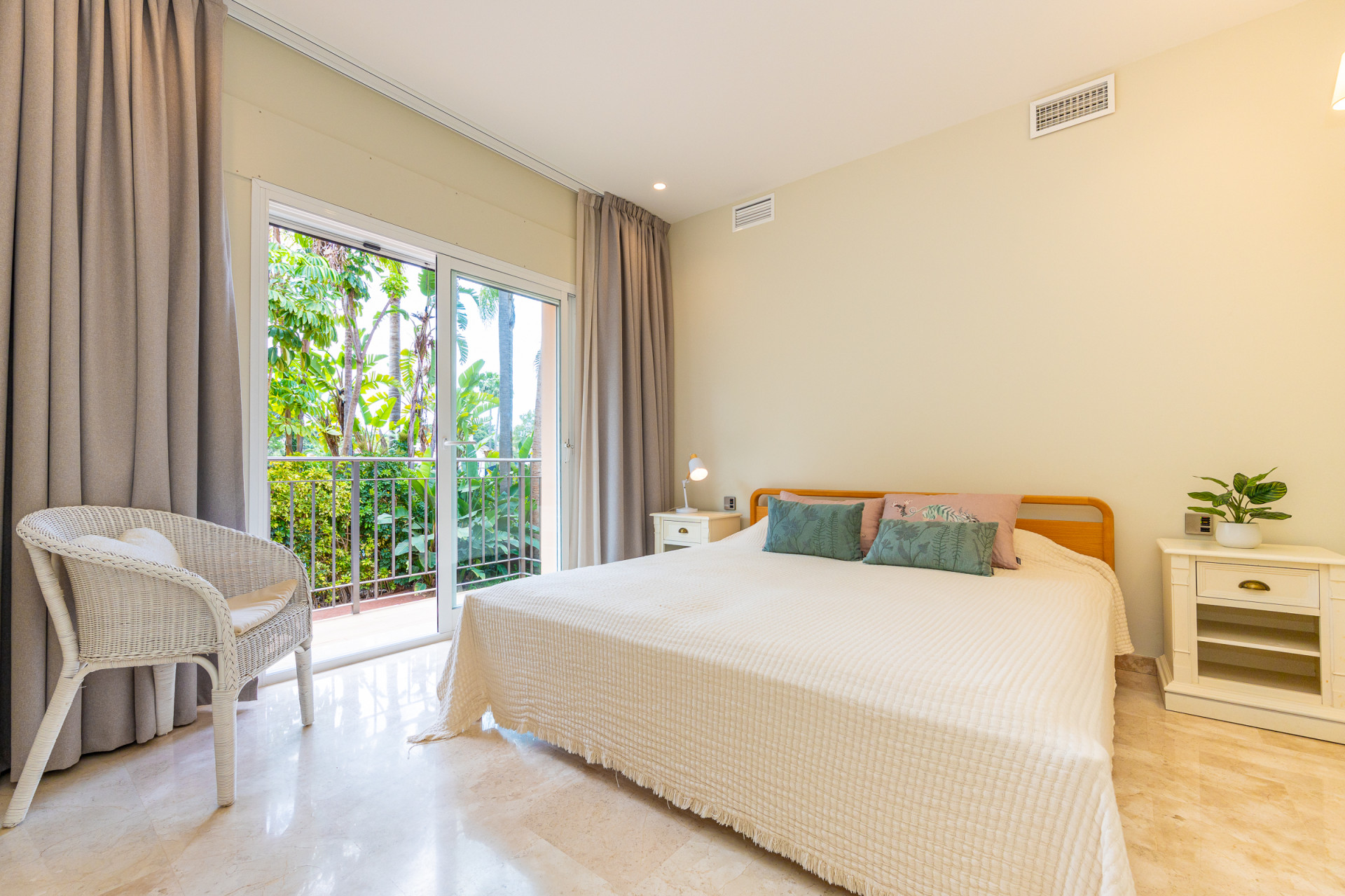 Five-Bedroom Villa with Elevator and Pool in El Rosario, East Marbella — Marbella Este - El Rosario