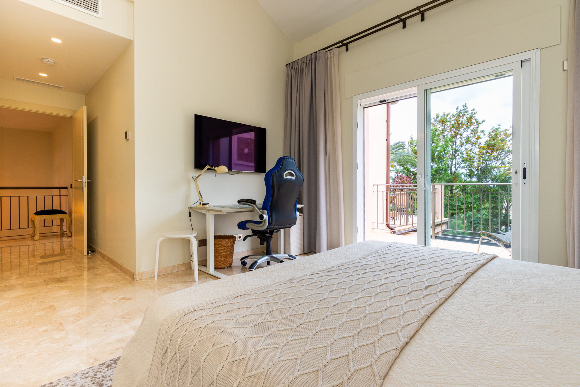 Five-Bedroom Villa with Elevator and Pool in El Rosario, East Marbella — Marbella Este - El Rosario
