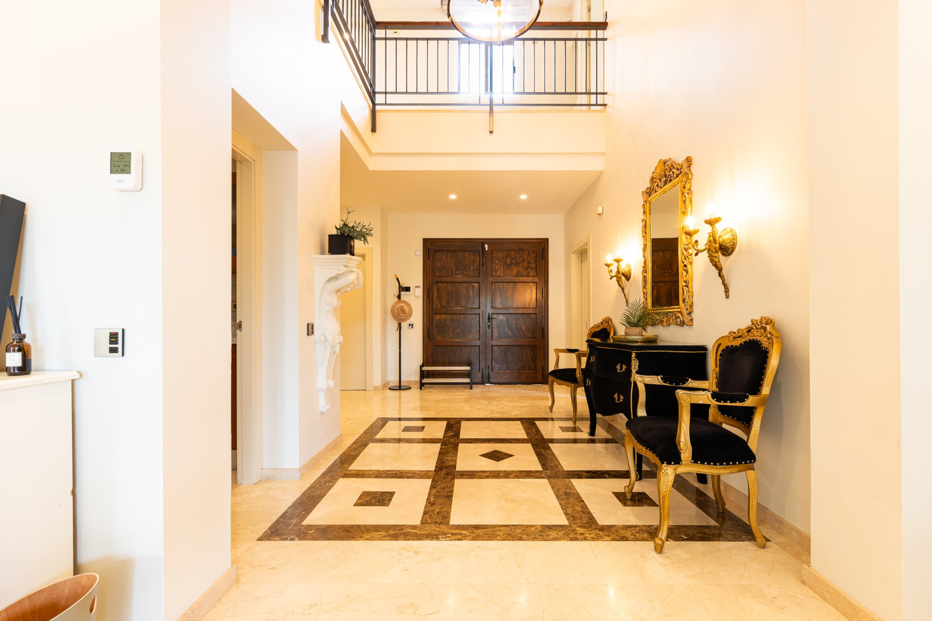 Five-Bedroom Villa with Elevator and Pool in El Rosario, East Marbella — Marbella Este - El Rosario