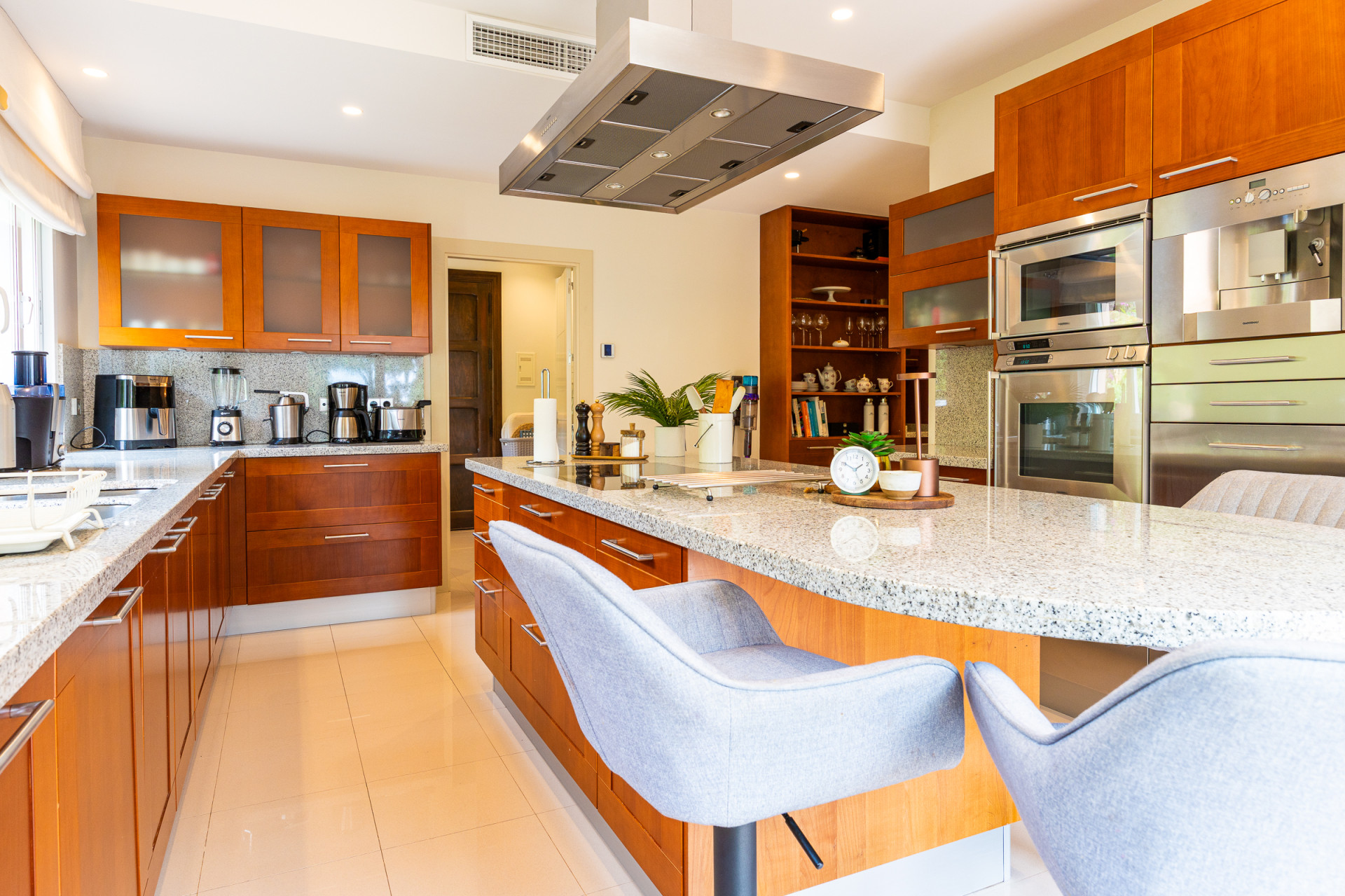 Five-Bedroom Villa with Elevator and Pool in El Rosario, East Marbella — Marbella Este - El Rosario