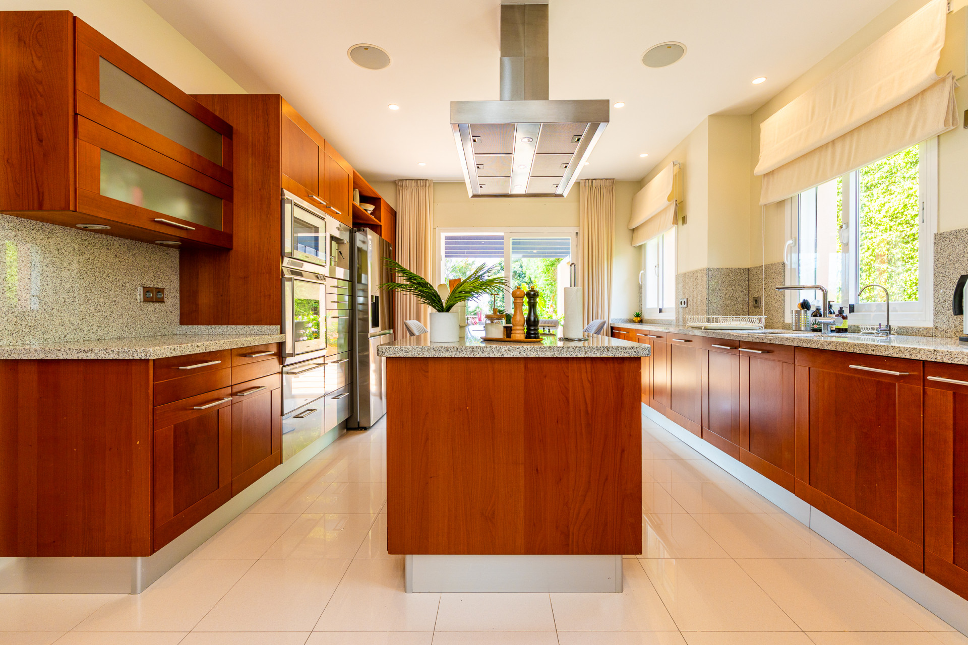 Five-Bedroom Villa with Elevator and Pool in El Rosario, East Marbella — Marbella Este - El Rosario