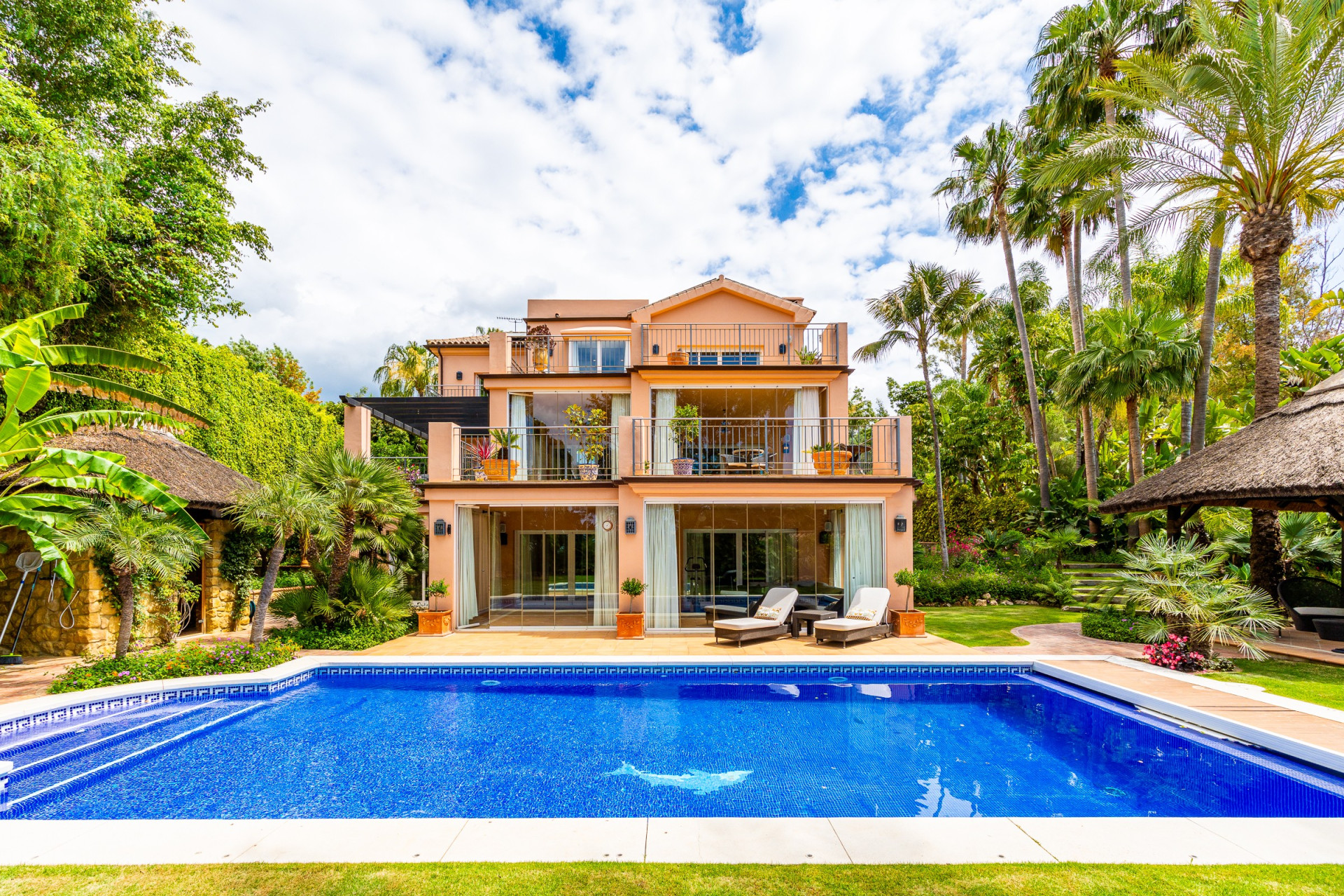 Five-Bedroom Villa with Elevator and Pool in El Rosario, East Marbella — Marbella Este - El Rosario