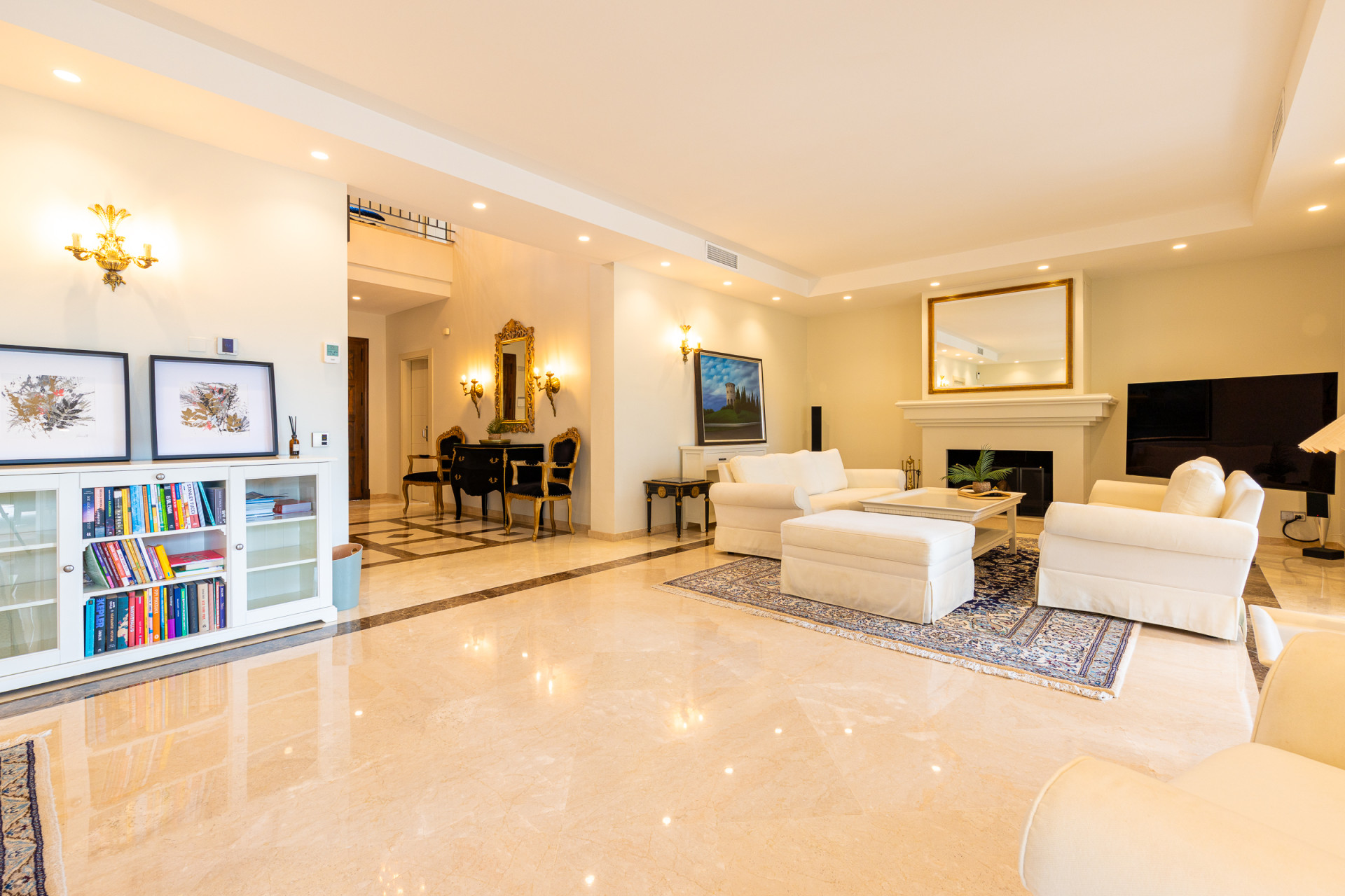 Five-Bedroom Villa with Elevator and Pool in El Rosario, East Marbella — Marbella Este - El Rosario