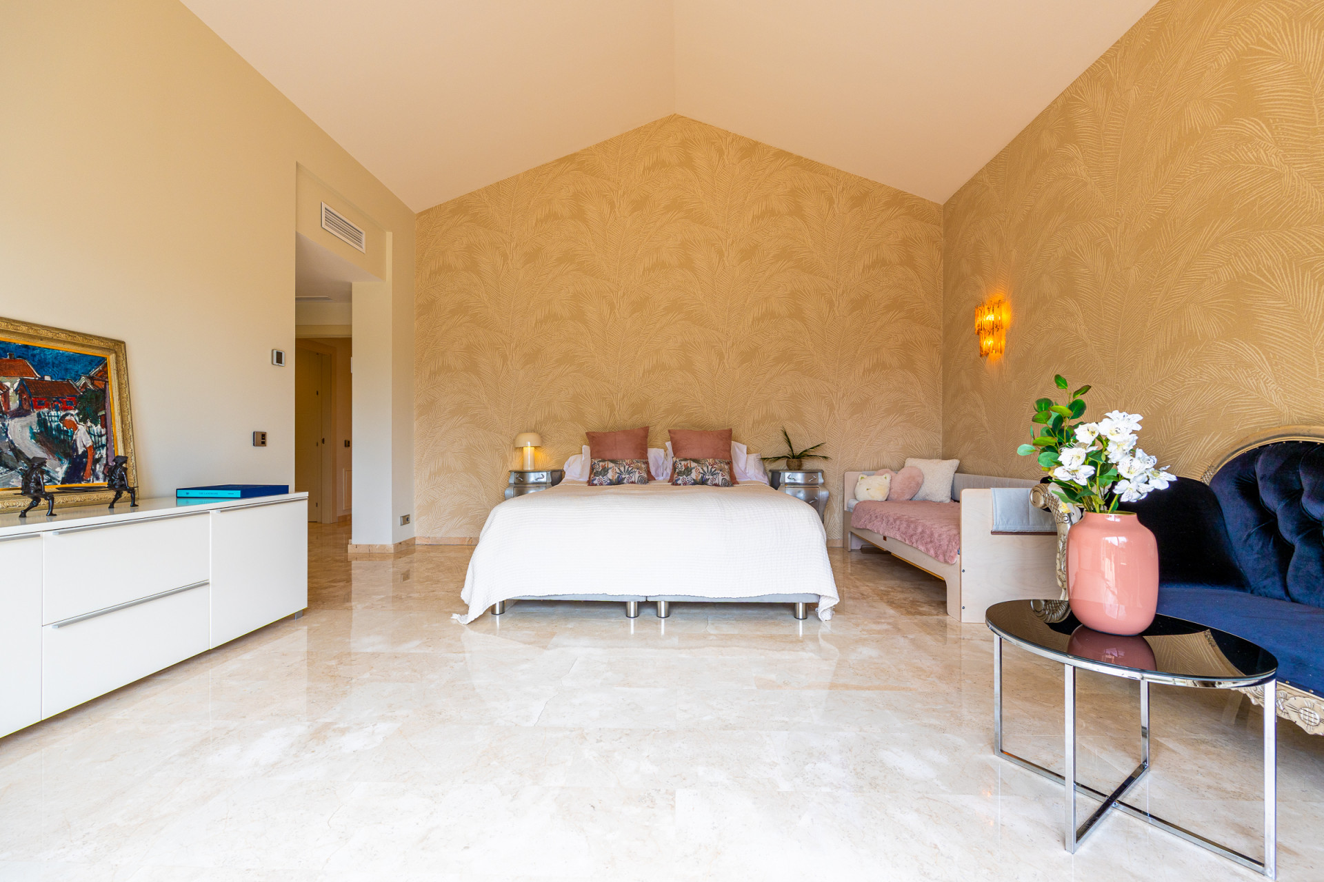 Five-Bedroom Villa with Elevator and Pool in El Rosario, East Marbella — Marbella Este - El Rosario