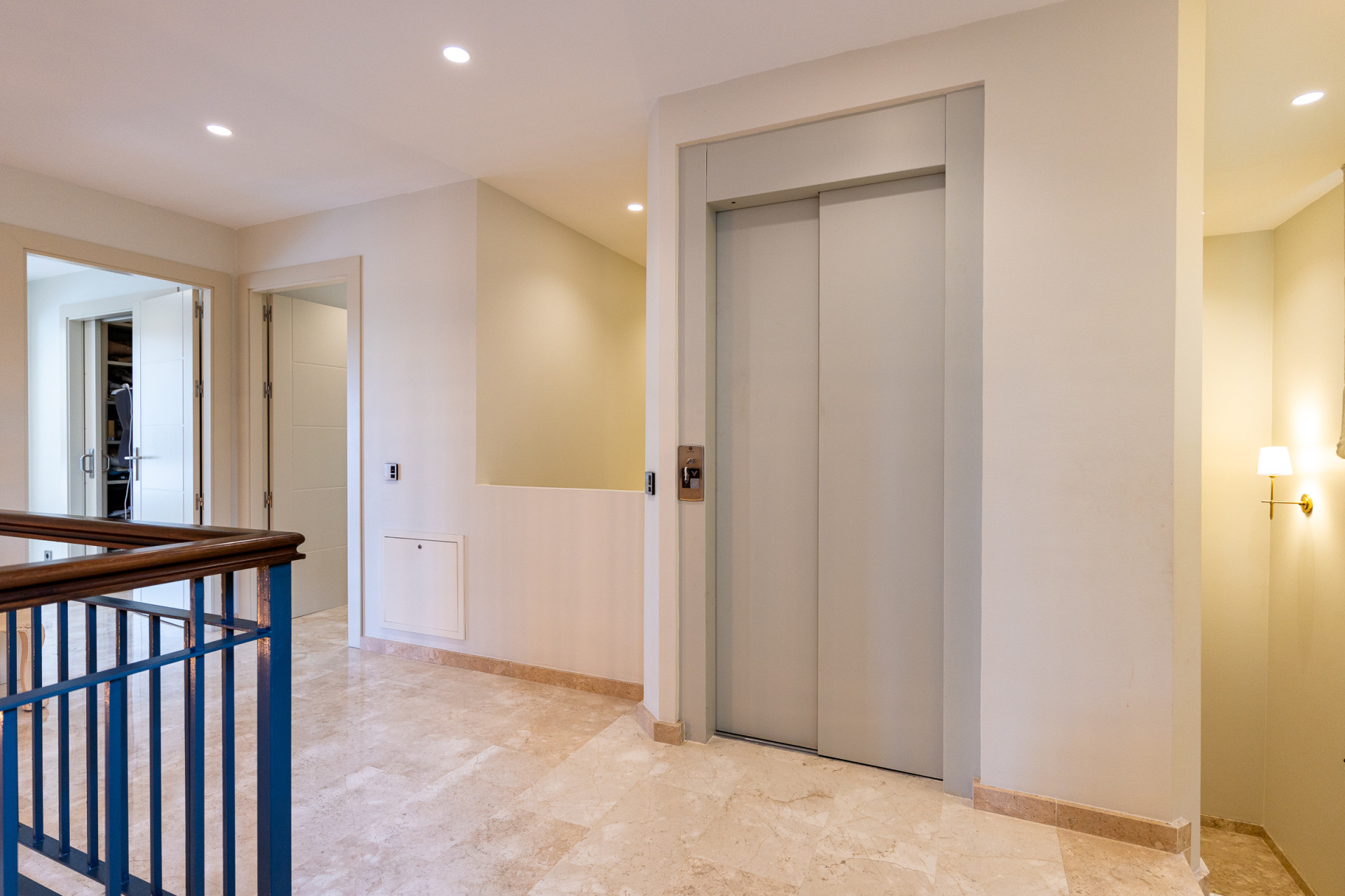 Five-Bedroom Villa with Elevator and Pool in El Rosario, East Marbella — Marbella Este - El Rosario