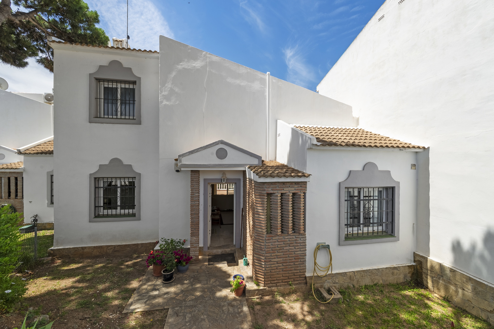 4-Bed Town House with Pool in Exclusive Calahonda Community — Calahonda