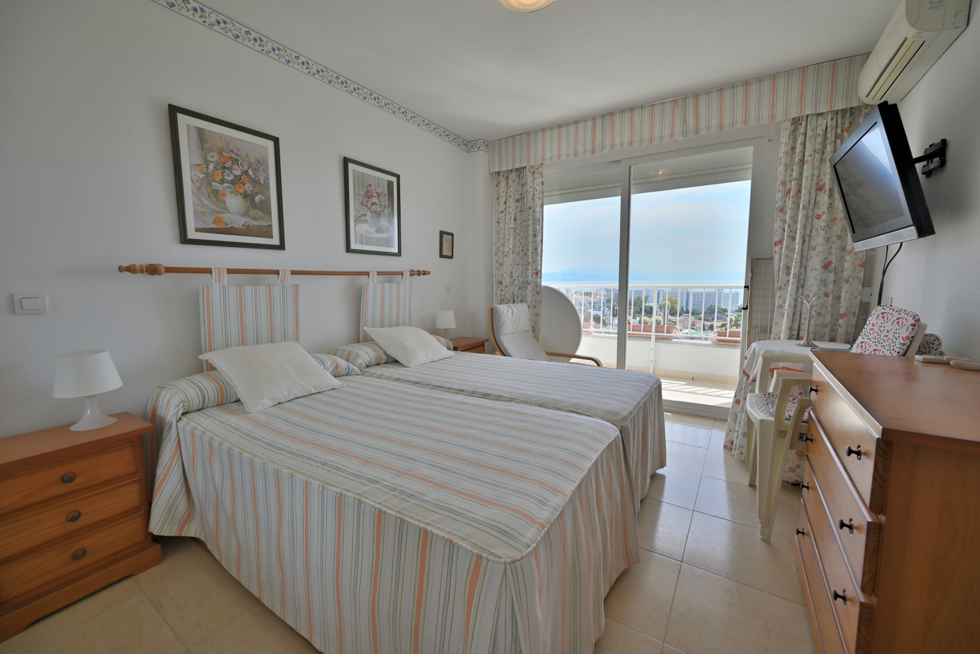 13th-Floor Sea-View Apartment Near Puerto Marina, Benalmádena — Benalmadena