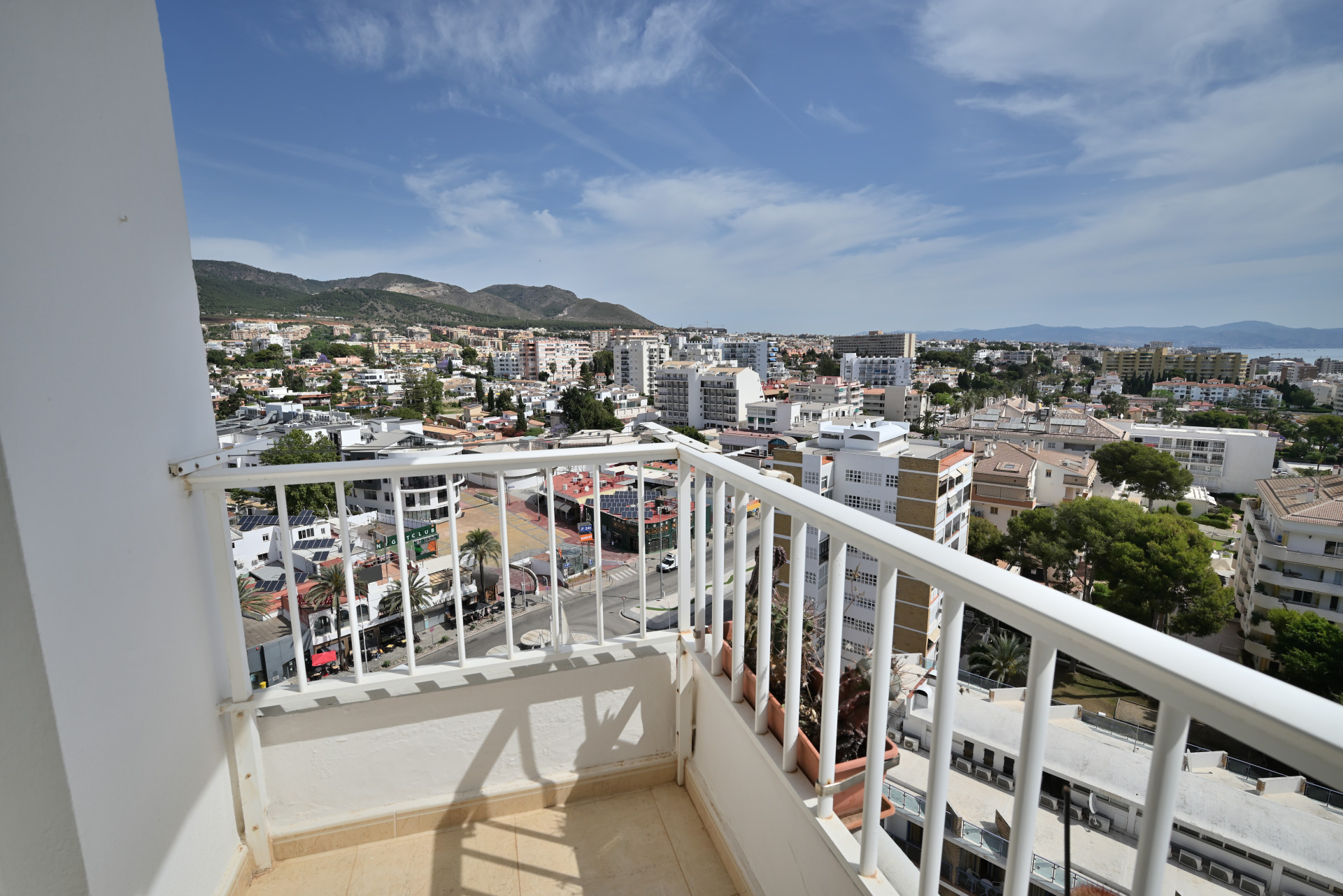 13th-Floor Sea-View Apartment Near Puerto Marina, Benalmádena — Benalmadena