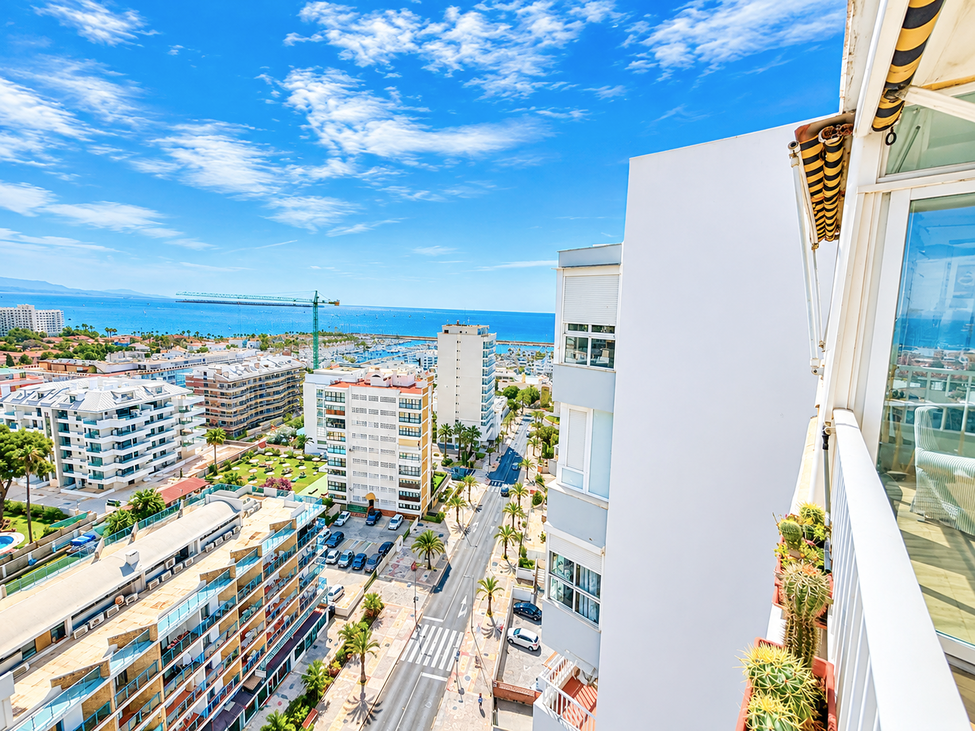 High-Floor Sea View Apartment with Terrace in Benalmádena, Málaga — Benalmadena