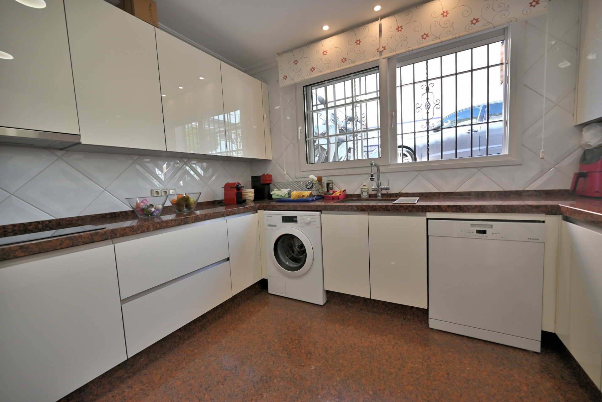Corner Townhouse with Huge Private Terrace, Fuengirola — Fuengirola